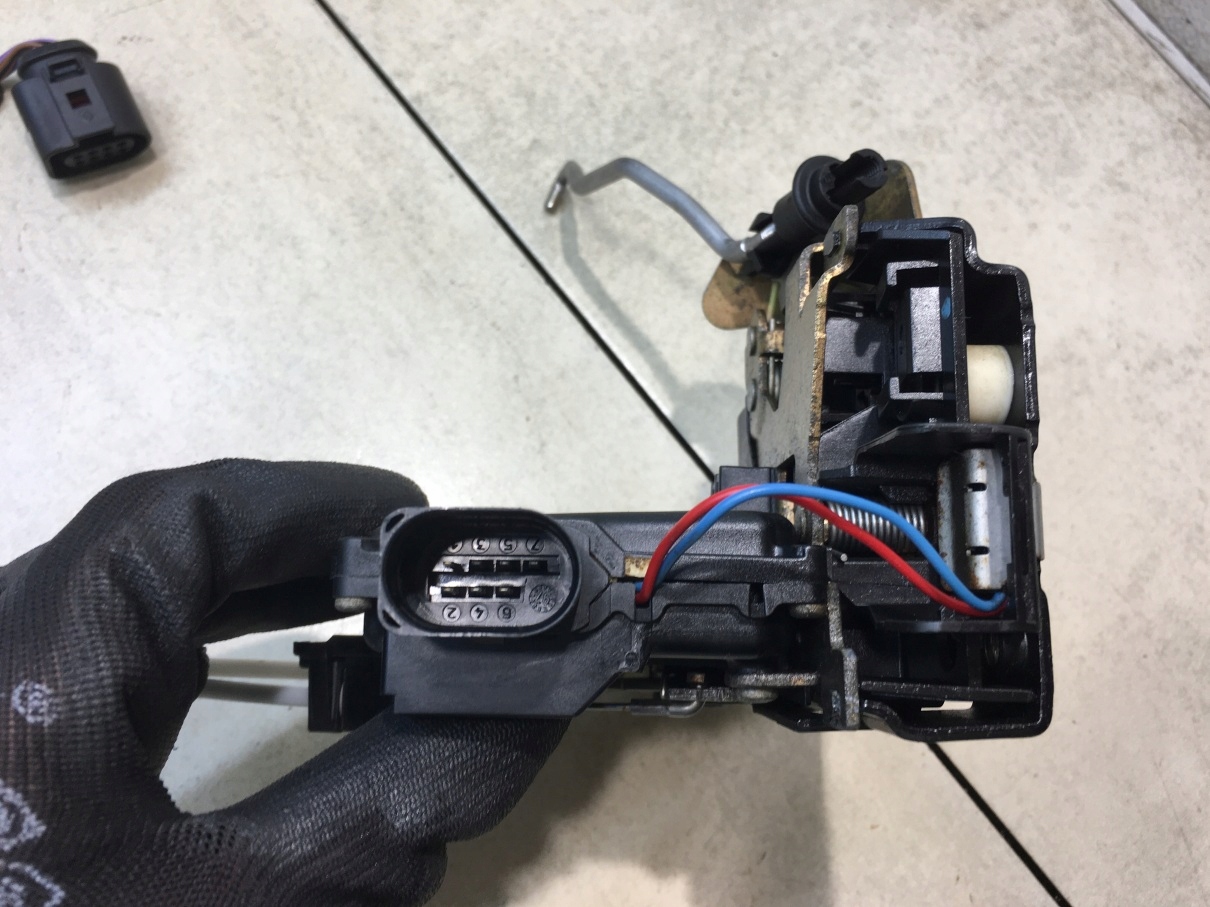 lock door left rear part AUDI A6 C5 7 PIN