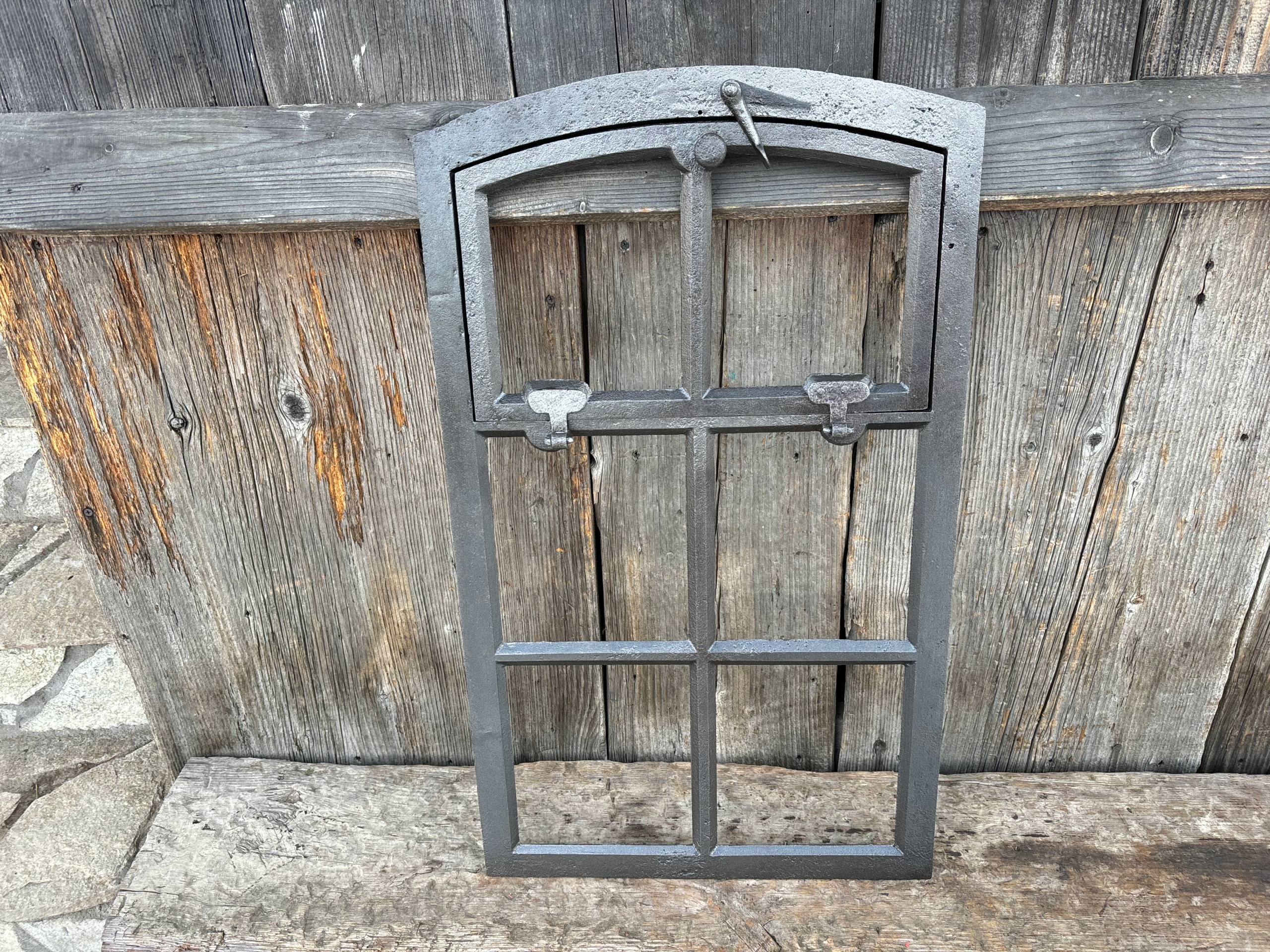 Stare żeliwne okno rama WYCZYSZCZONE