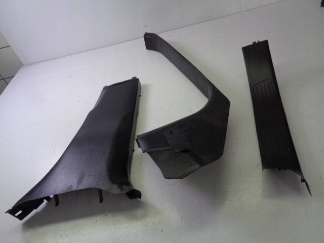 OSŁONY POSZYCIA SŁUPKÓW PRAWA STRONA MERCEDES GLE W166 2017 ROK