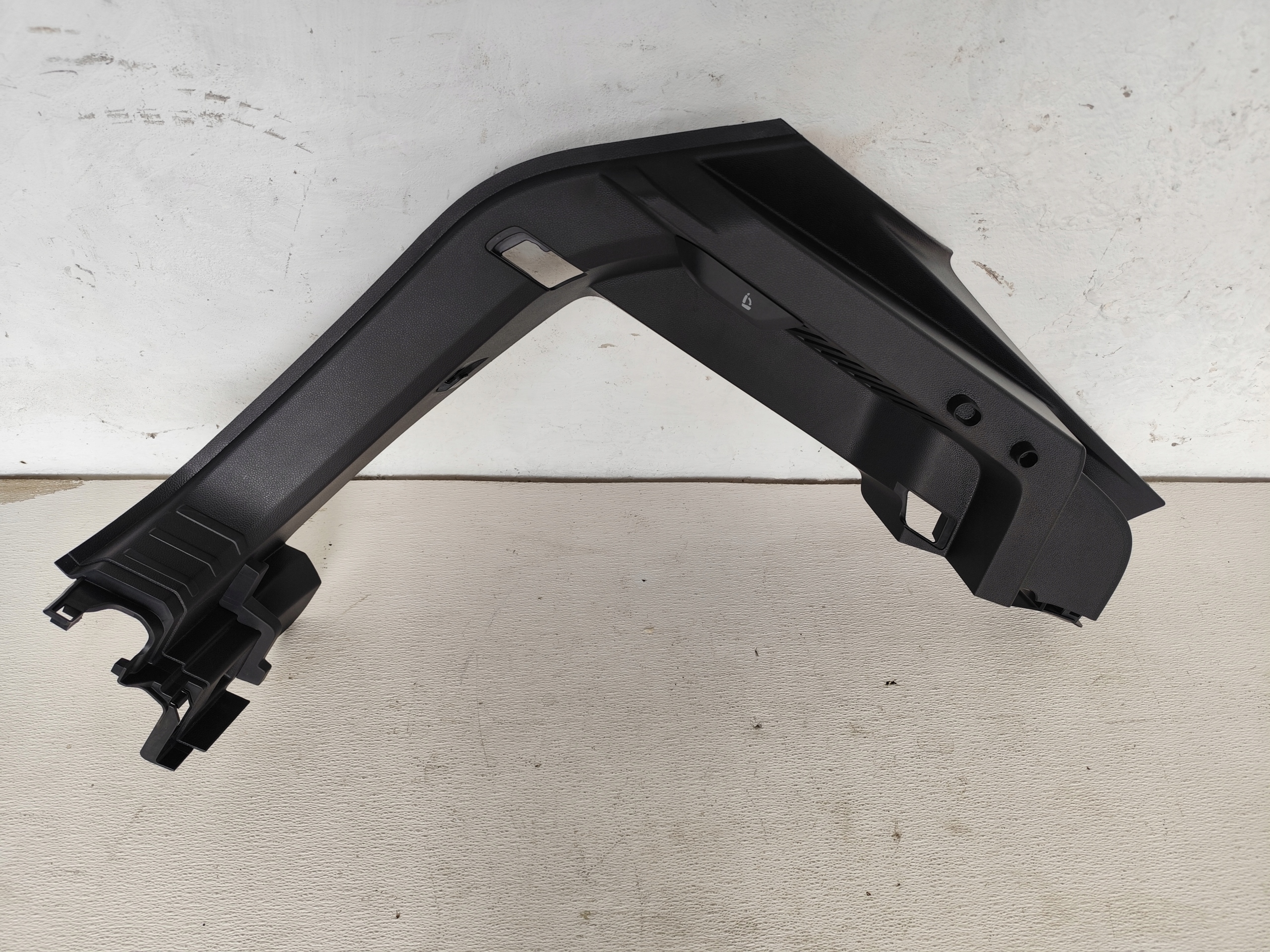 SKODA KAROQ 2024 boot upholstery left