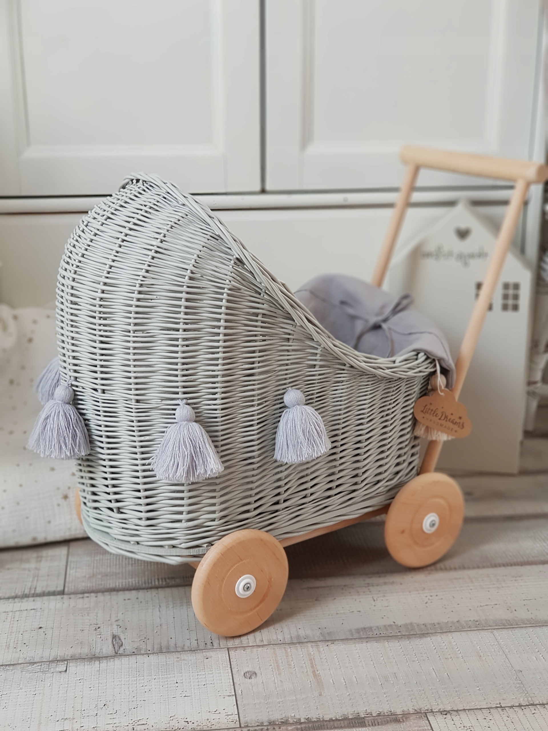 WÓZEK WIKLINOWY DLA LALEK JASNY SZARY POŚCIEL LEN Materiał Drewno Inny