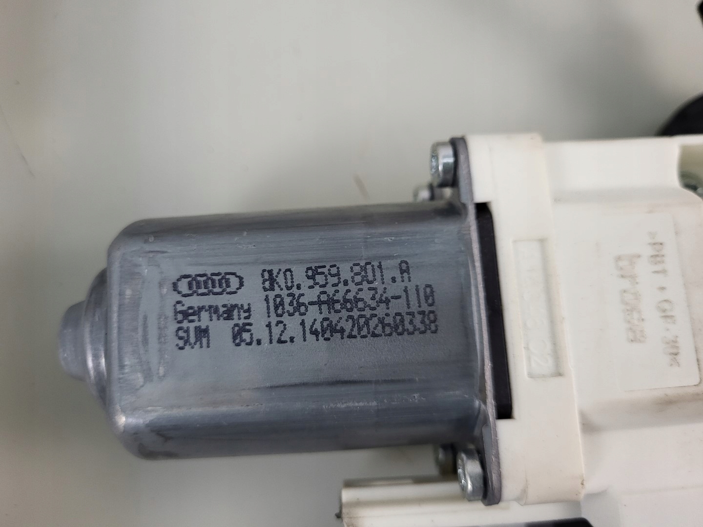 window regulator door of left left front AUDI A4 B8 8K0837461E