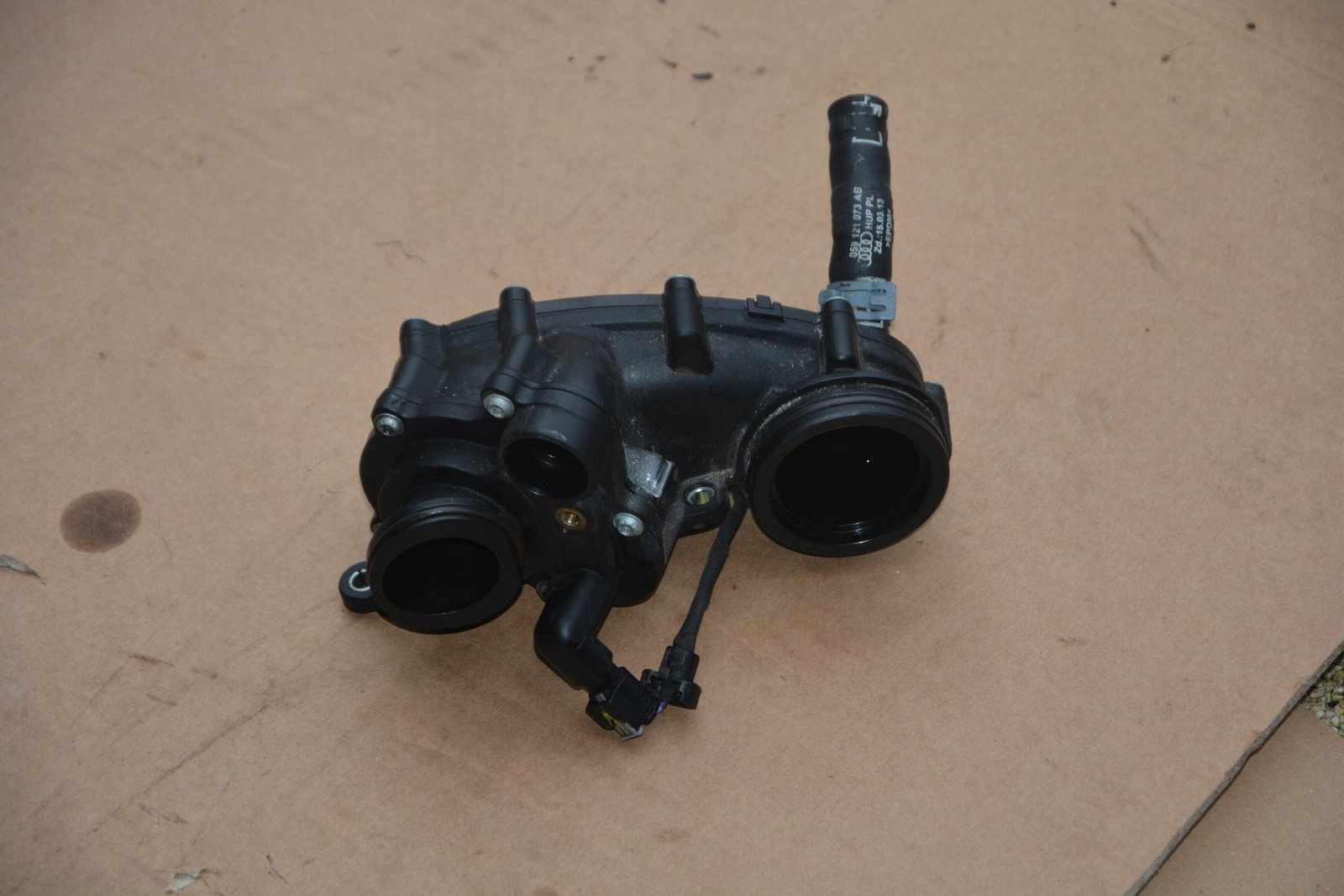 OBUDOWA TERMOSTATU AUDI A4 8W 059121111BJ