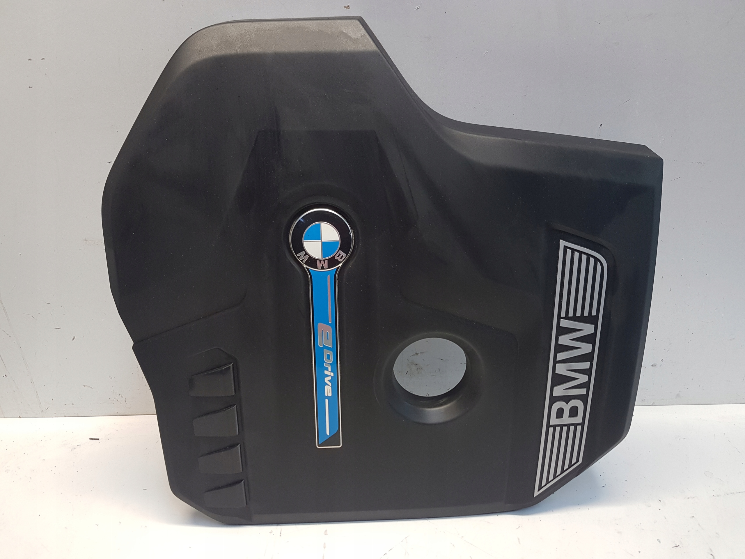 BMW G30 530E motor cover upper 8657035