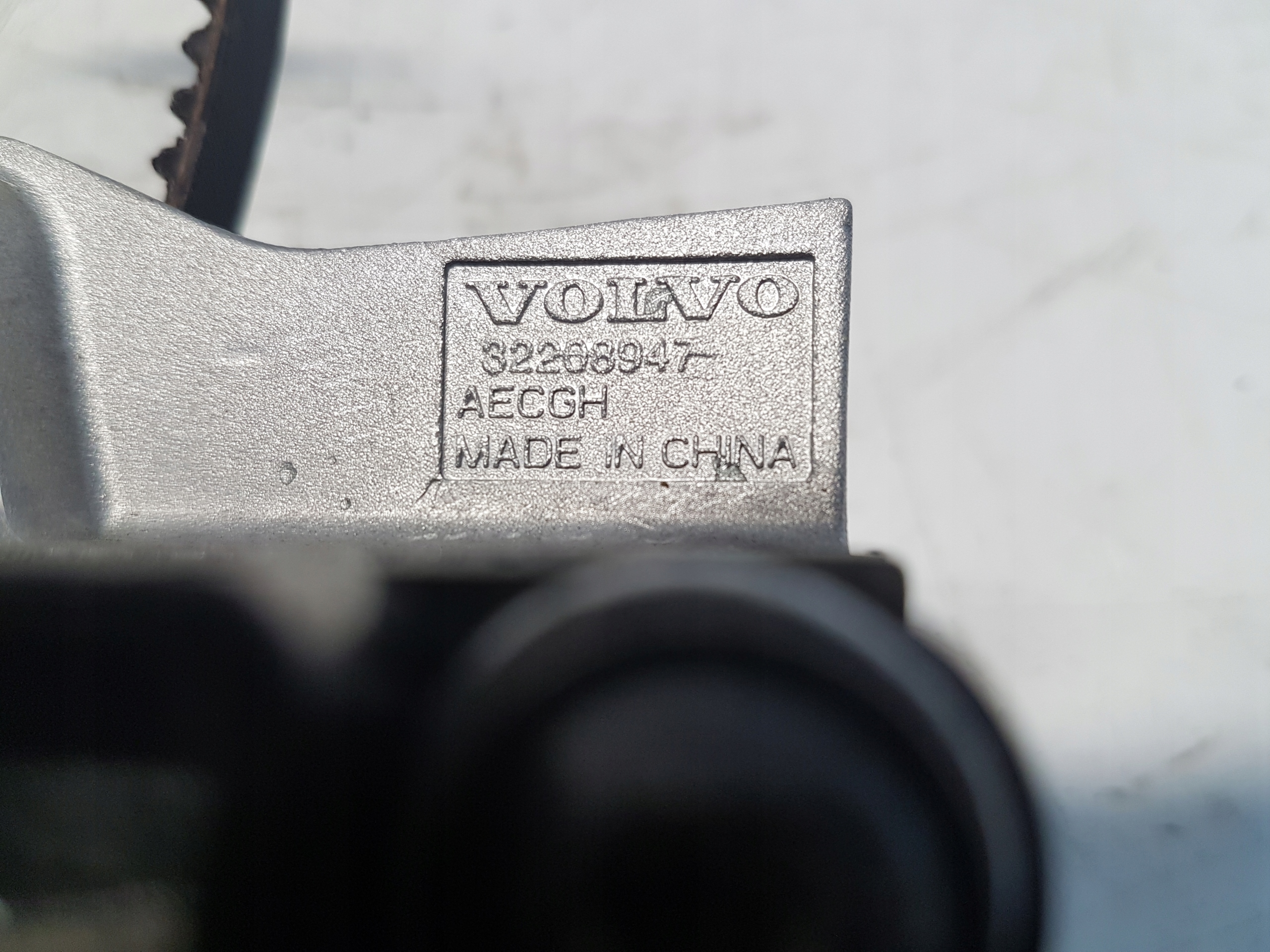 VOLVO XC40 T3 water pump 32208947