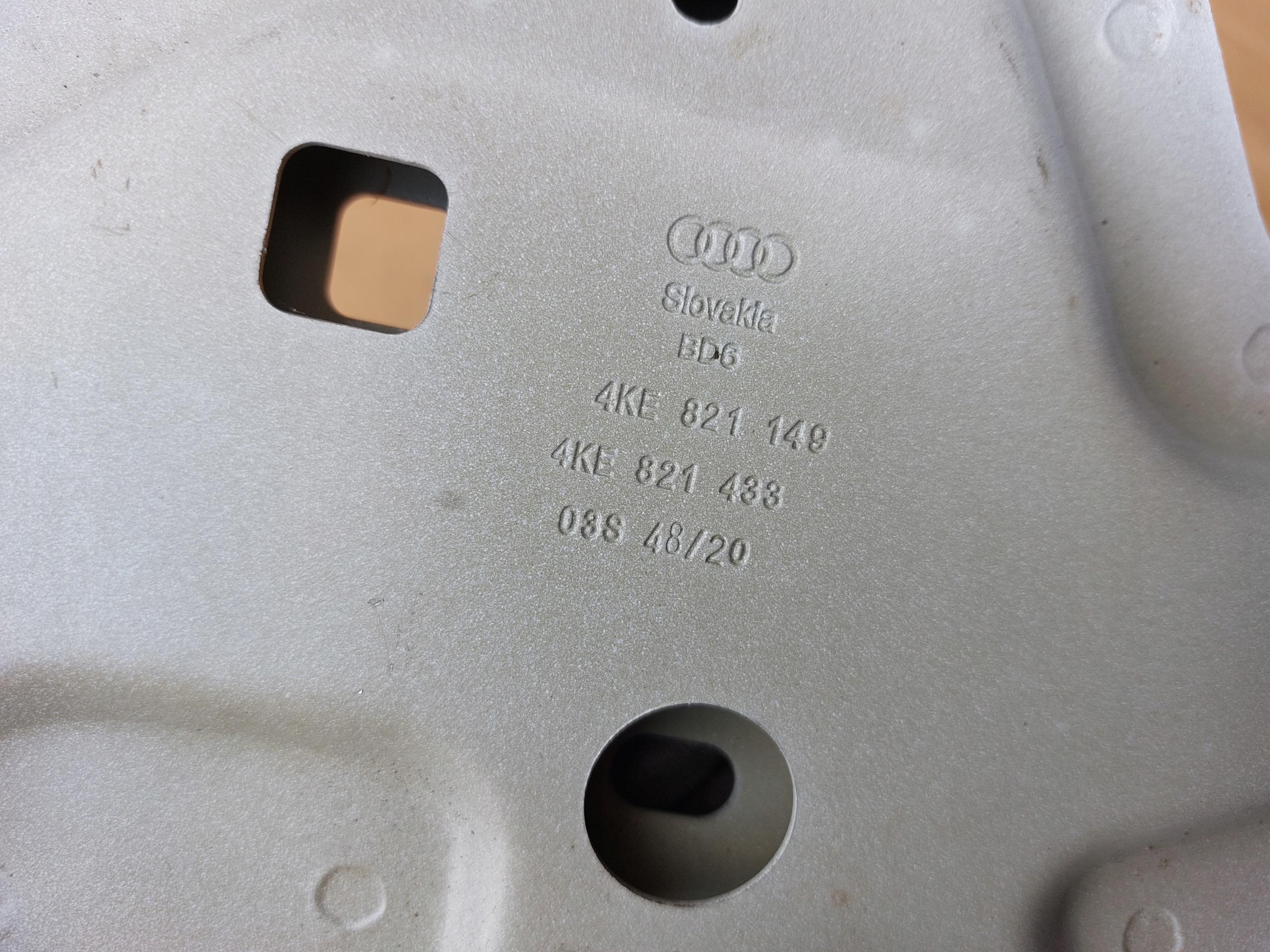 Console Aile Gauche Avant Audi E-TRON 4KE821149
