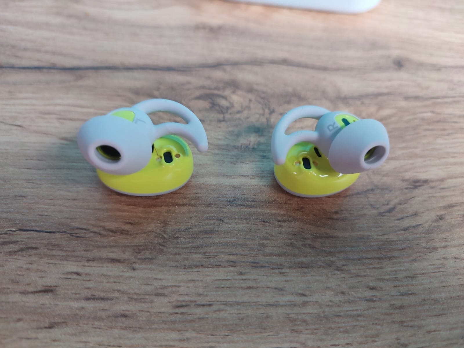 Słuchawki bezprzewodowe douszne Bose Sport Earbuds USZKODZONE Materiał tworzywo sztuczne