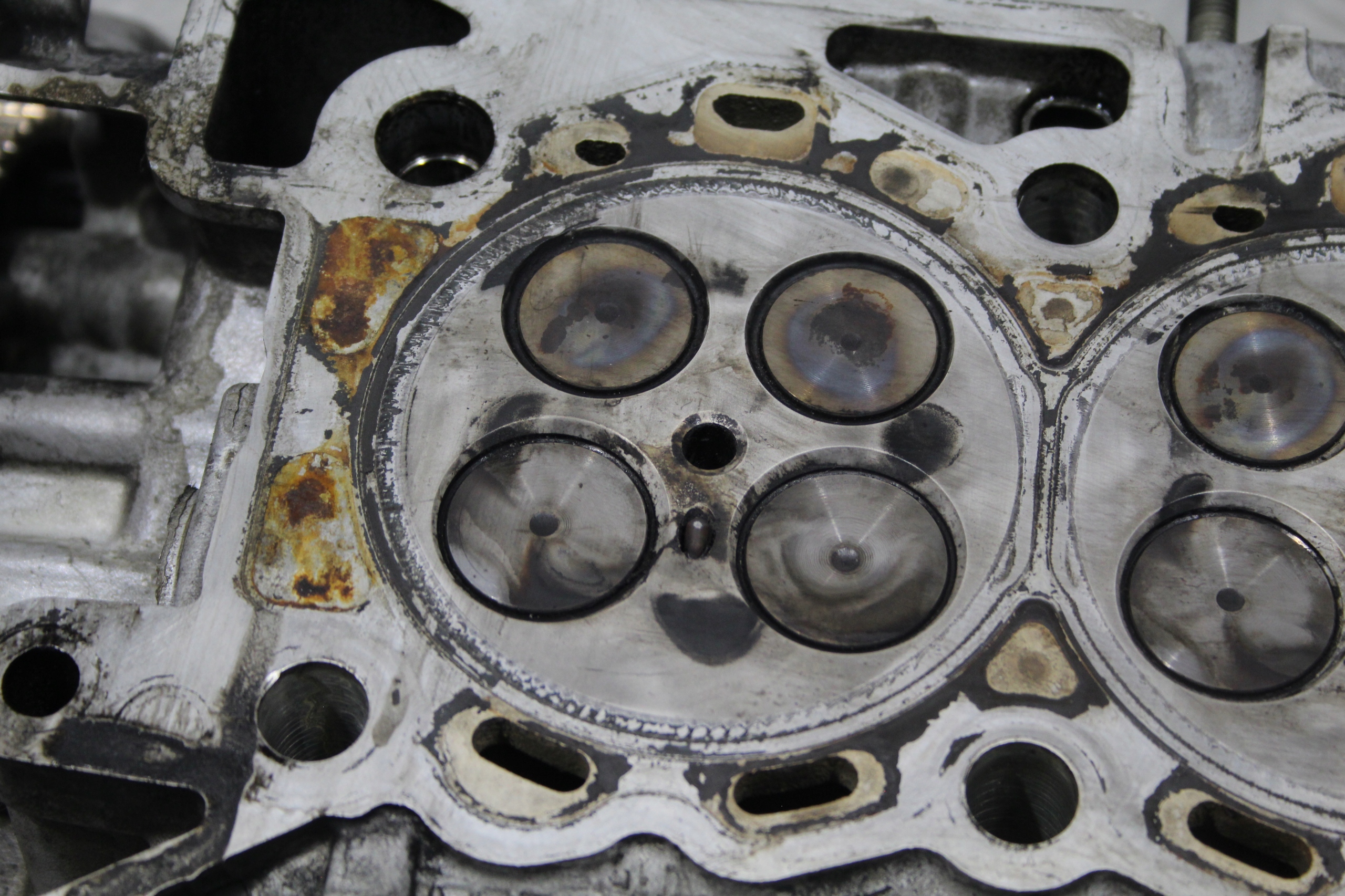 hlava ventily vačky RANGE ROVER SPORT L320 3,0 D 9X2Q-6C064-CA
