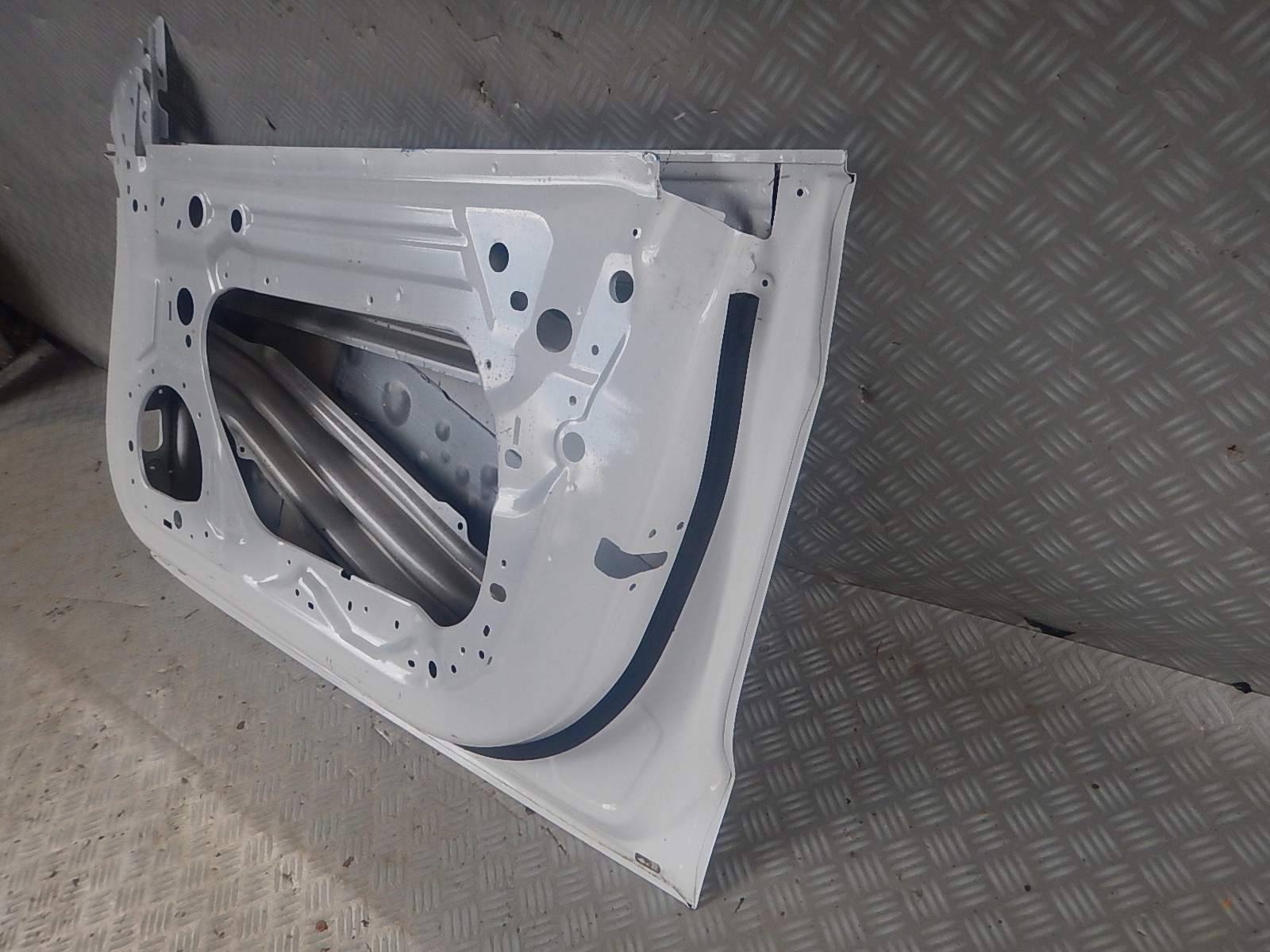 TESLA MODEL 3 PRAWE DRZWI PRZÓD PRZEDNIE 1090612 ORYGINAŁ Strona zabudowy przód - prawa