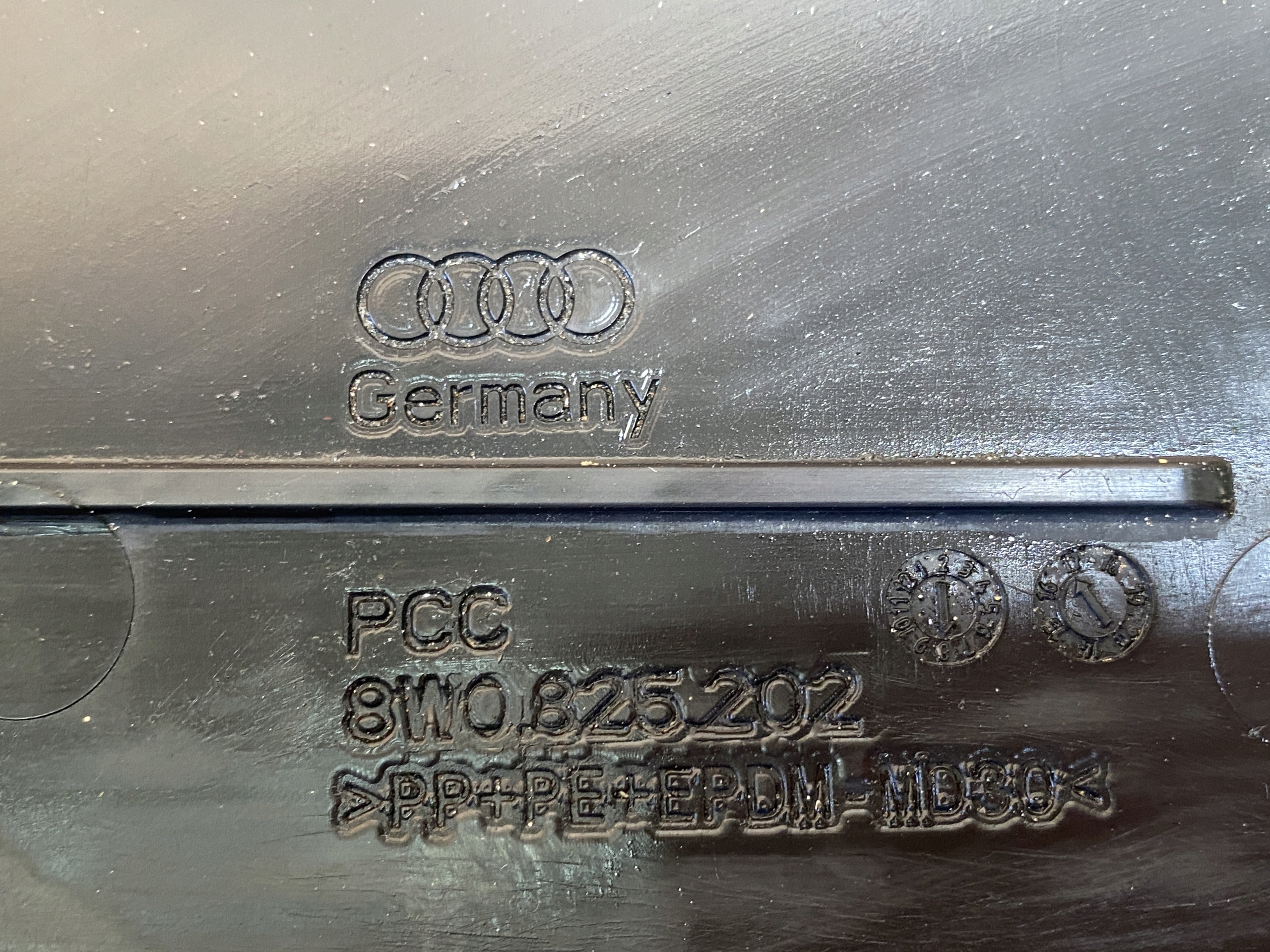 AUDI A4 A5 8W B9 cover chassis right 8W0825202