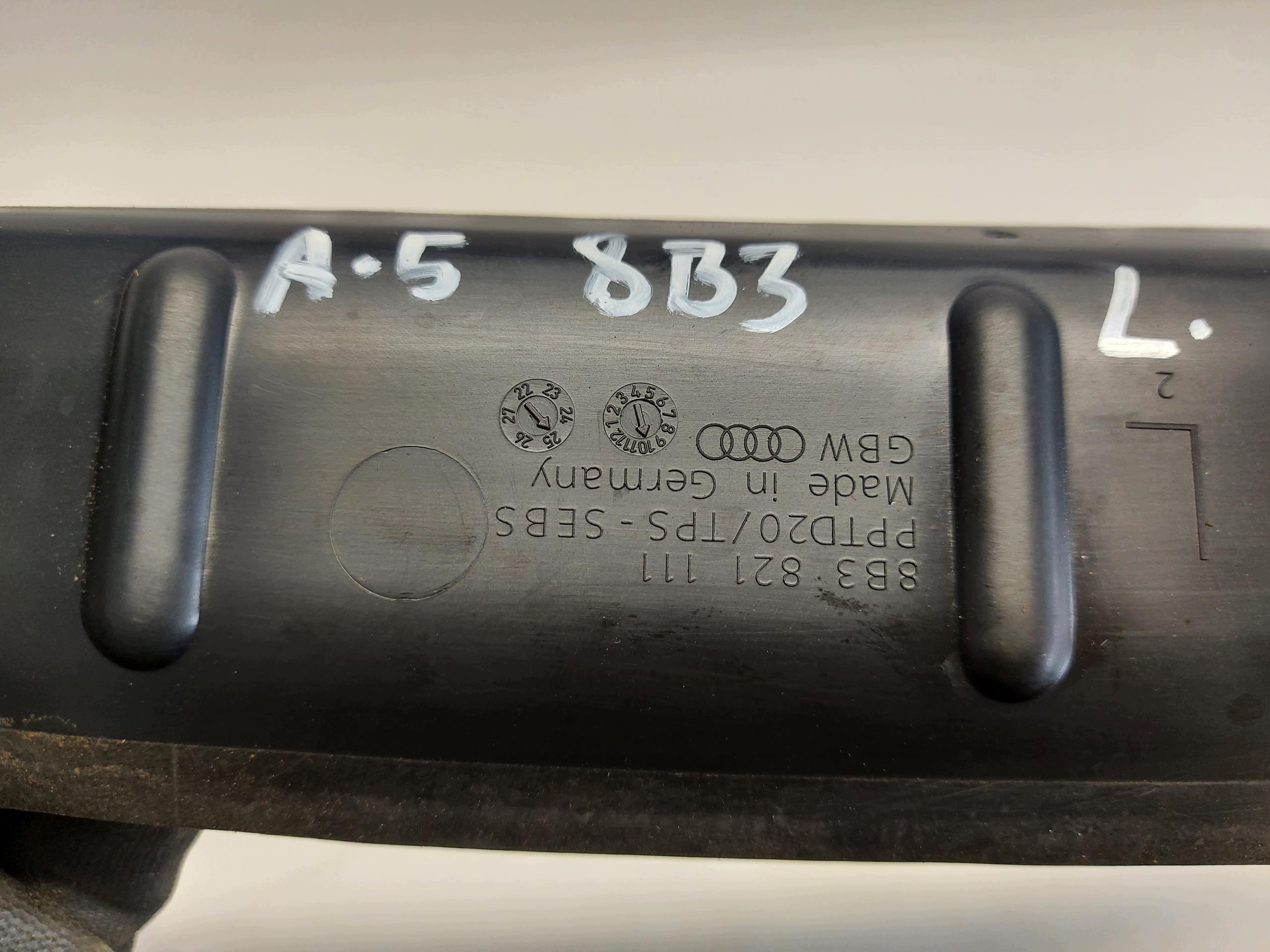 AUDI A5 8B3 AVANT kryt blatníku předek levá 8B3821111