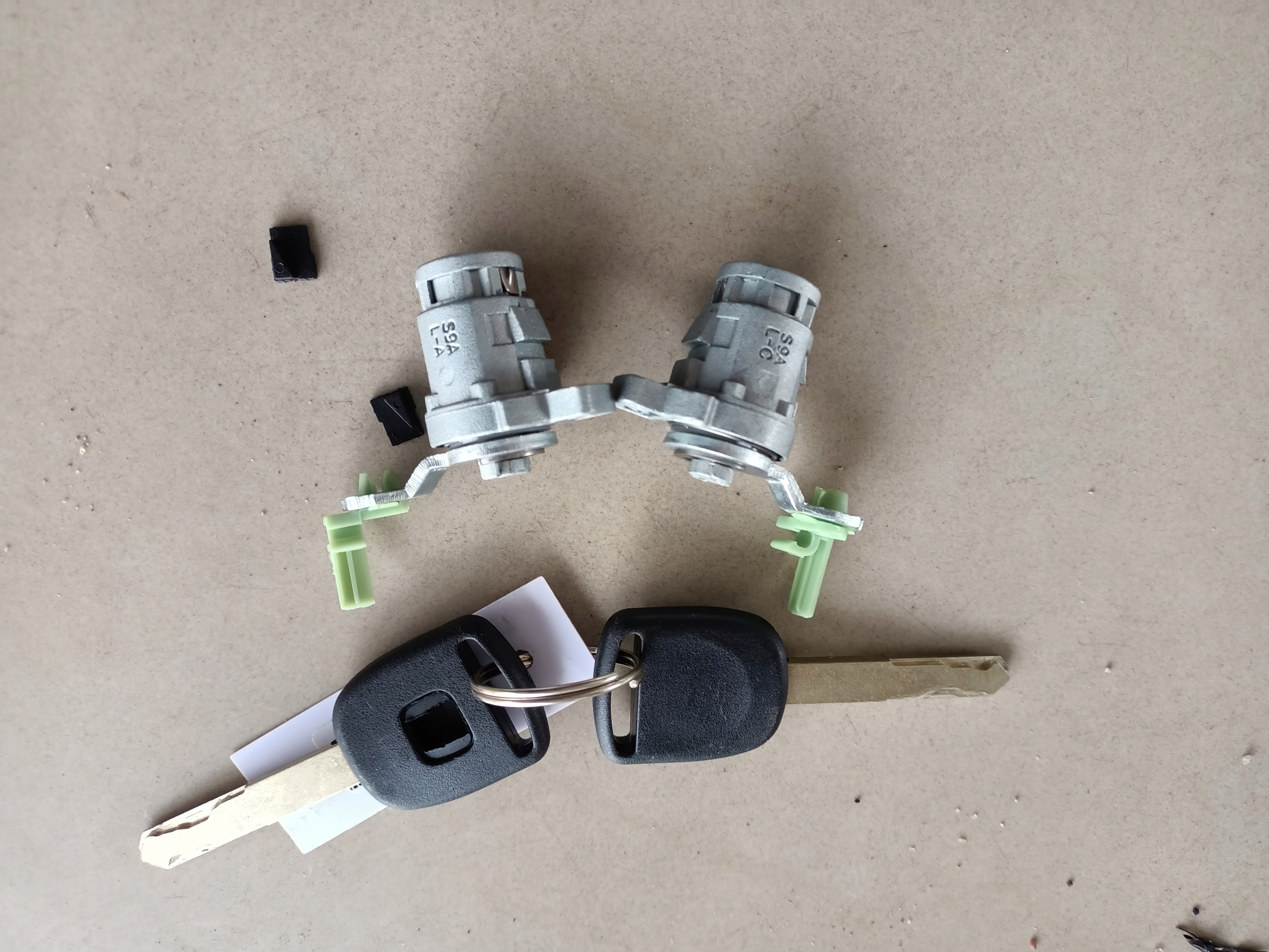 LEWA PRAWA WKLADKA ZAMEK DRZWI HONDA CR V II RD Weight with packaging 2 kg