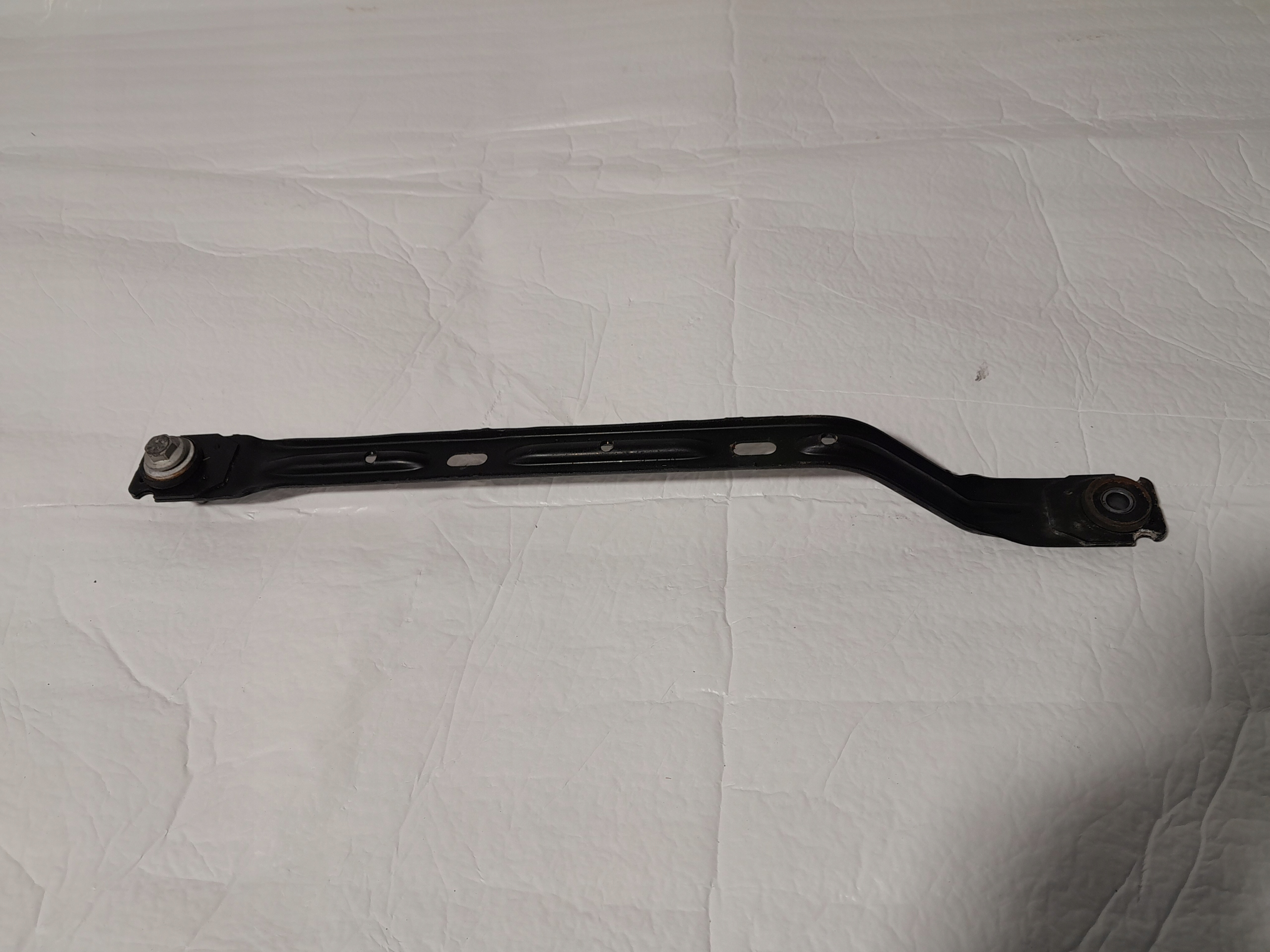 AUDI A4 B9 LIFT OBEJMA MOCUJACA tank 8W0201653