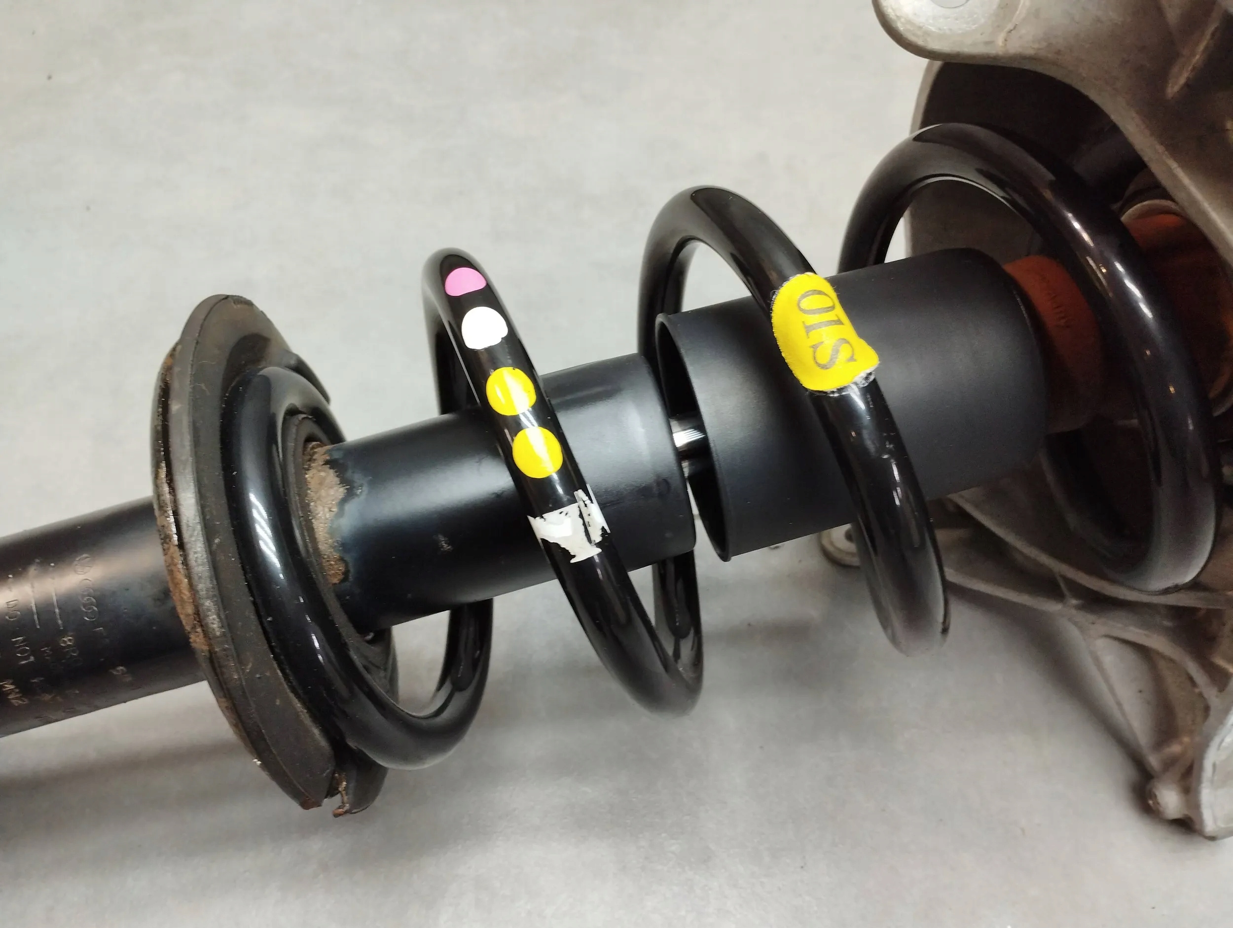 Audi Q5 8R shock absorber left front 8R0031AK
