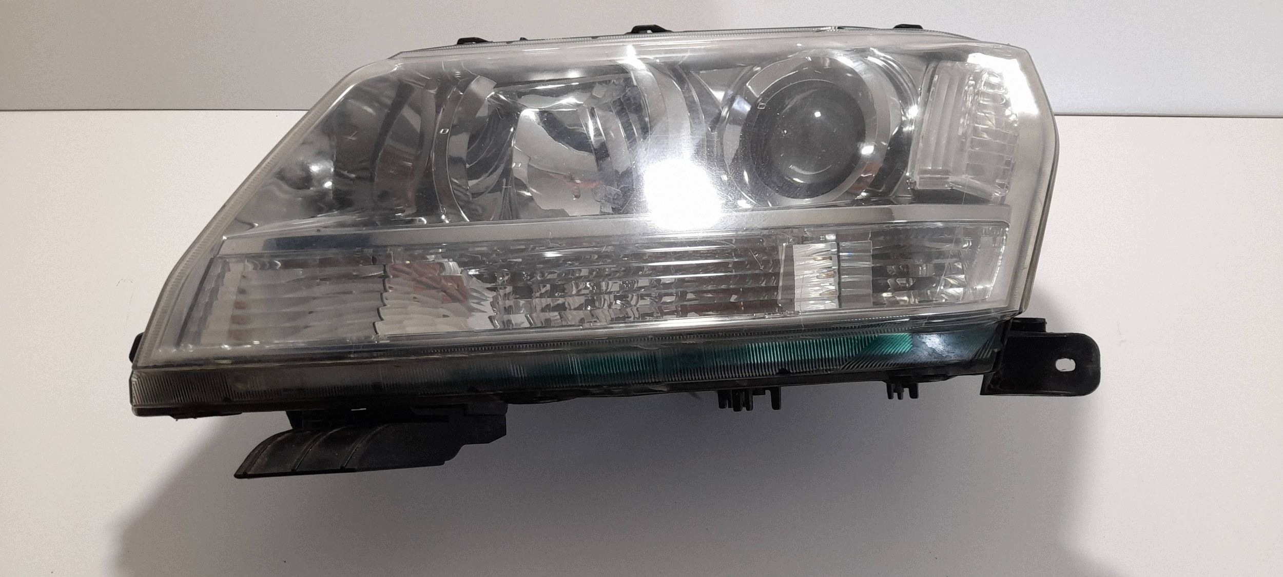 Suzuki Grand Vitara II Reflektor left 10059083 (R462)