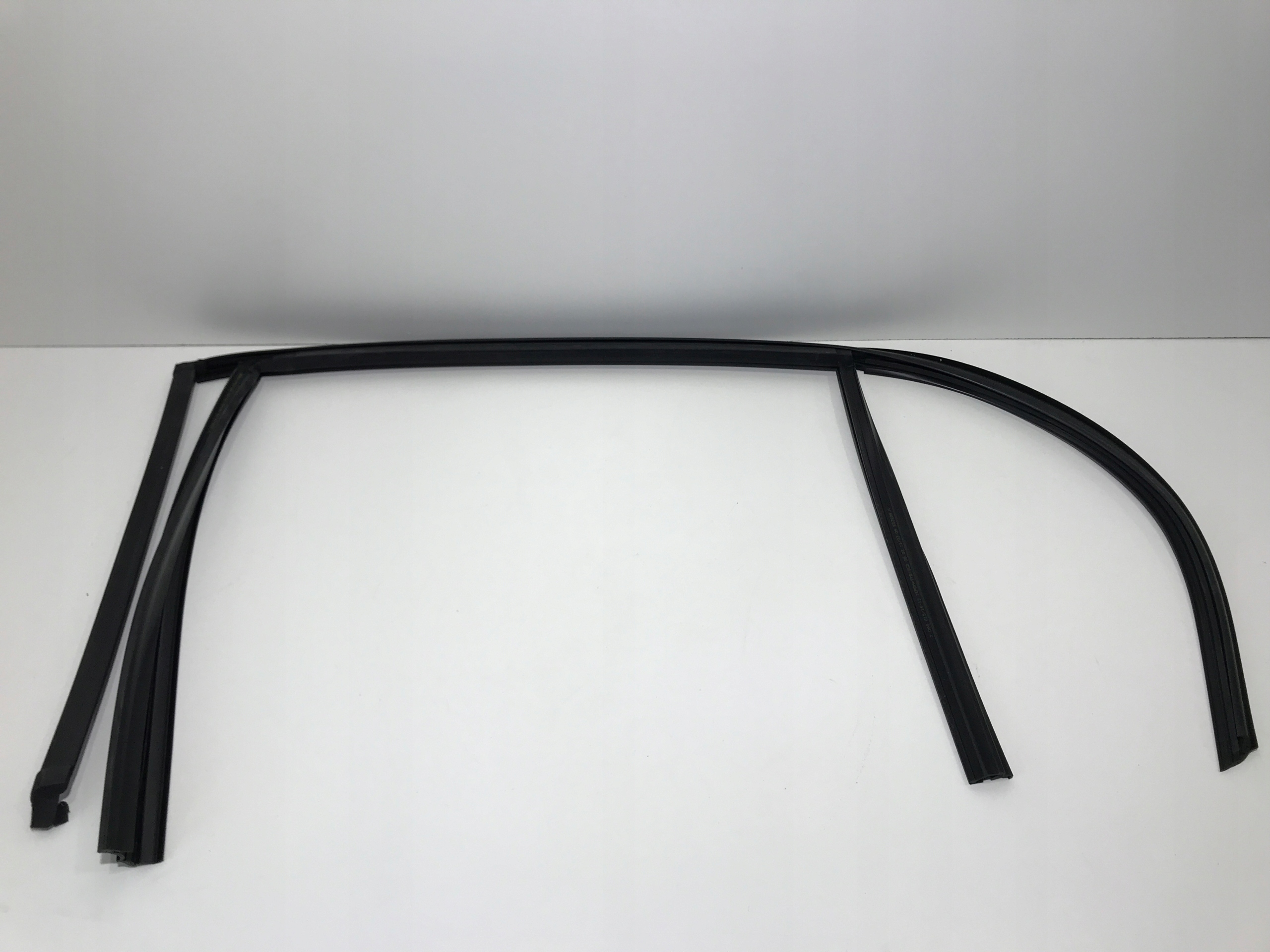 Прокладка направляющая стекла зд BMW E87 7066616