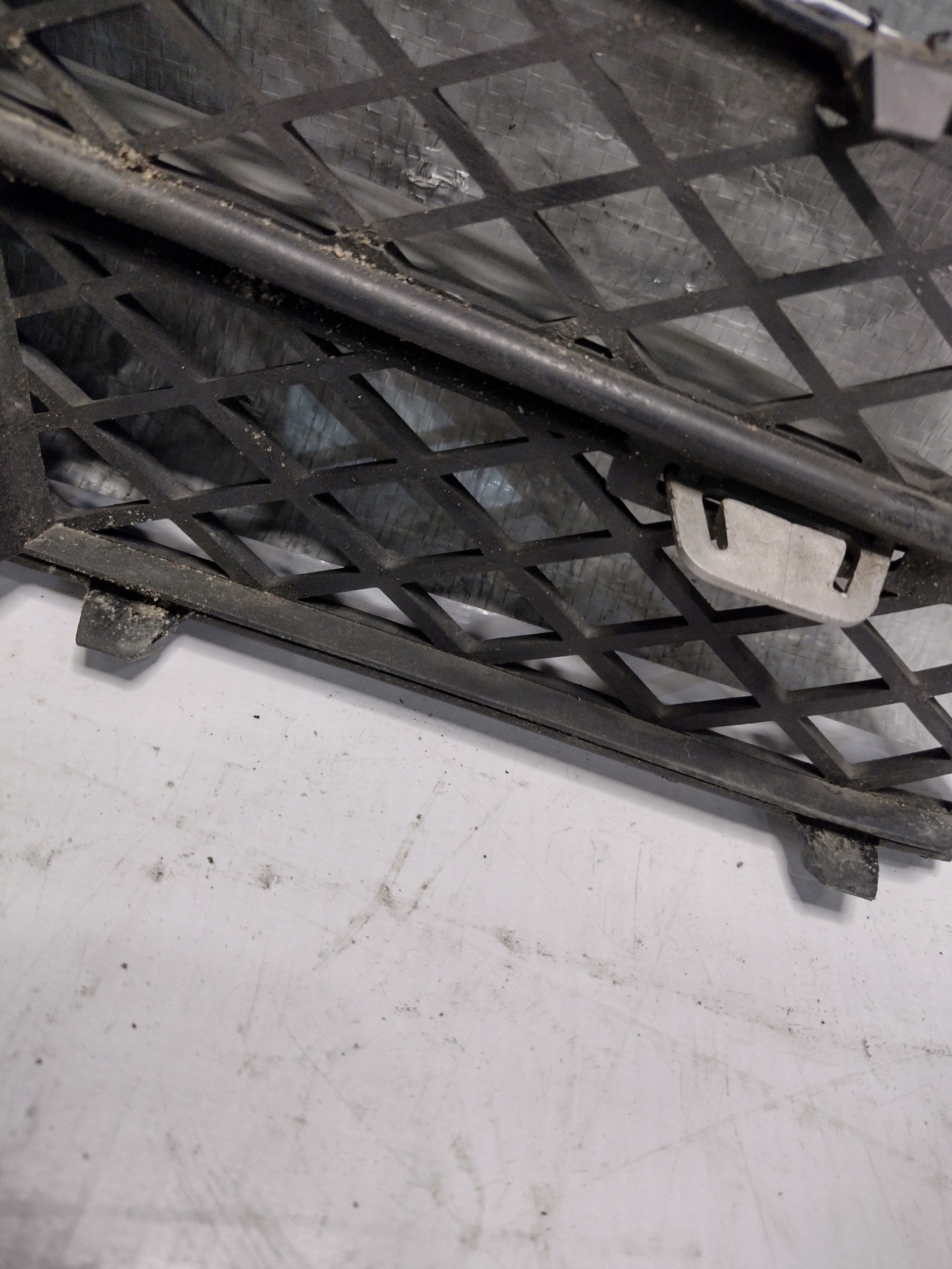 grid of a bumper left front BMW F11 7200699