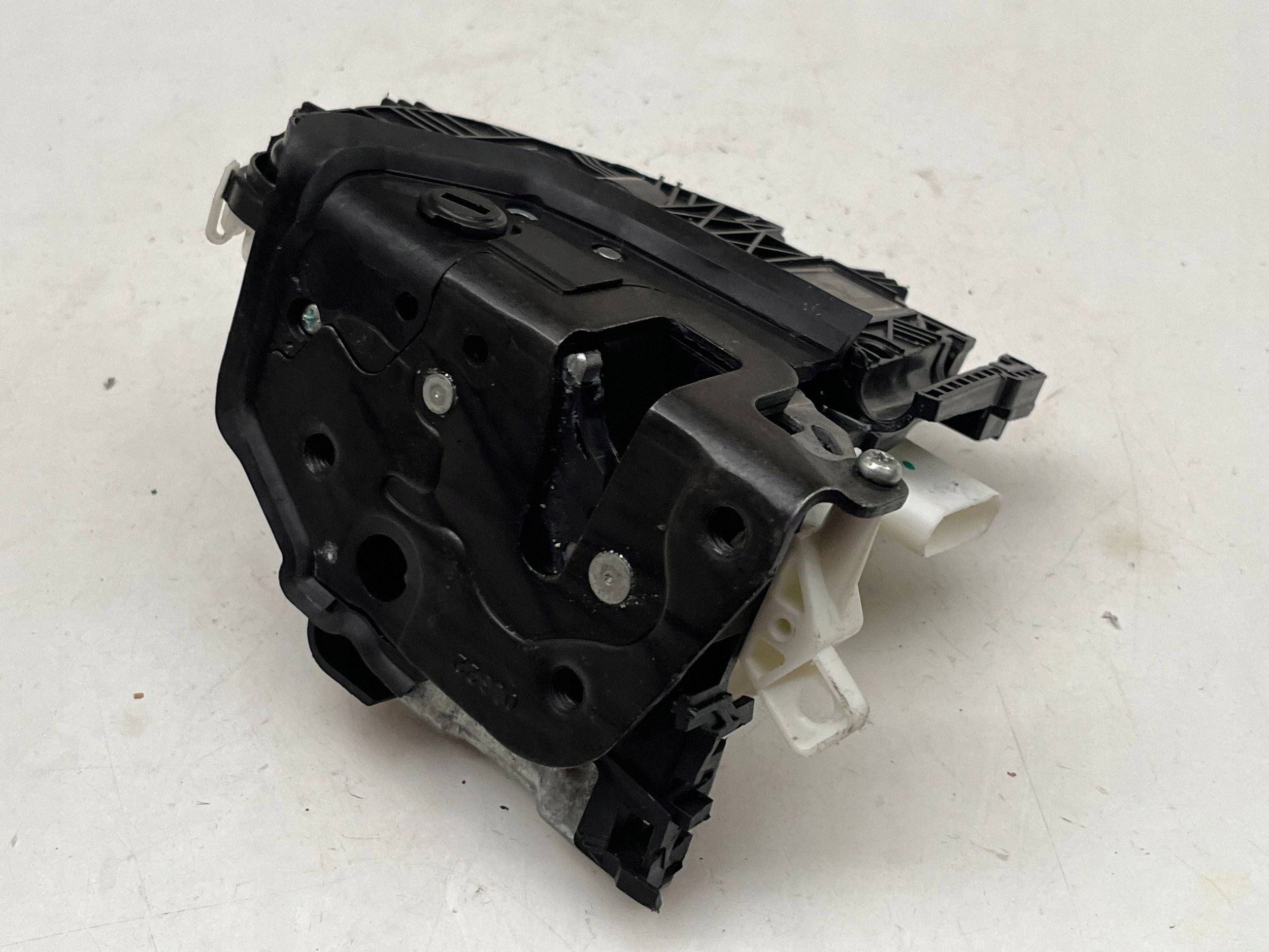 AUDI A4 B9 lock door left rear part 8X0839015F @M