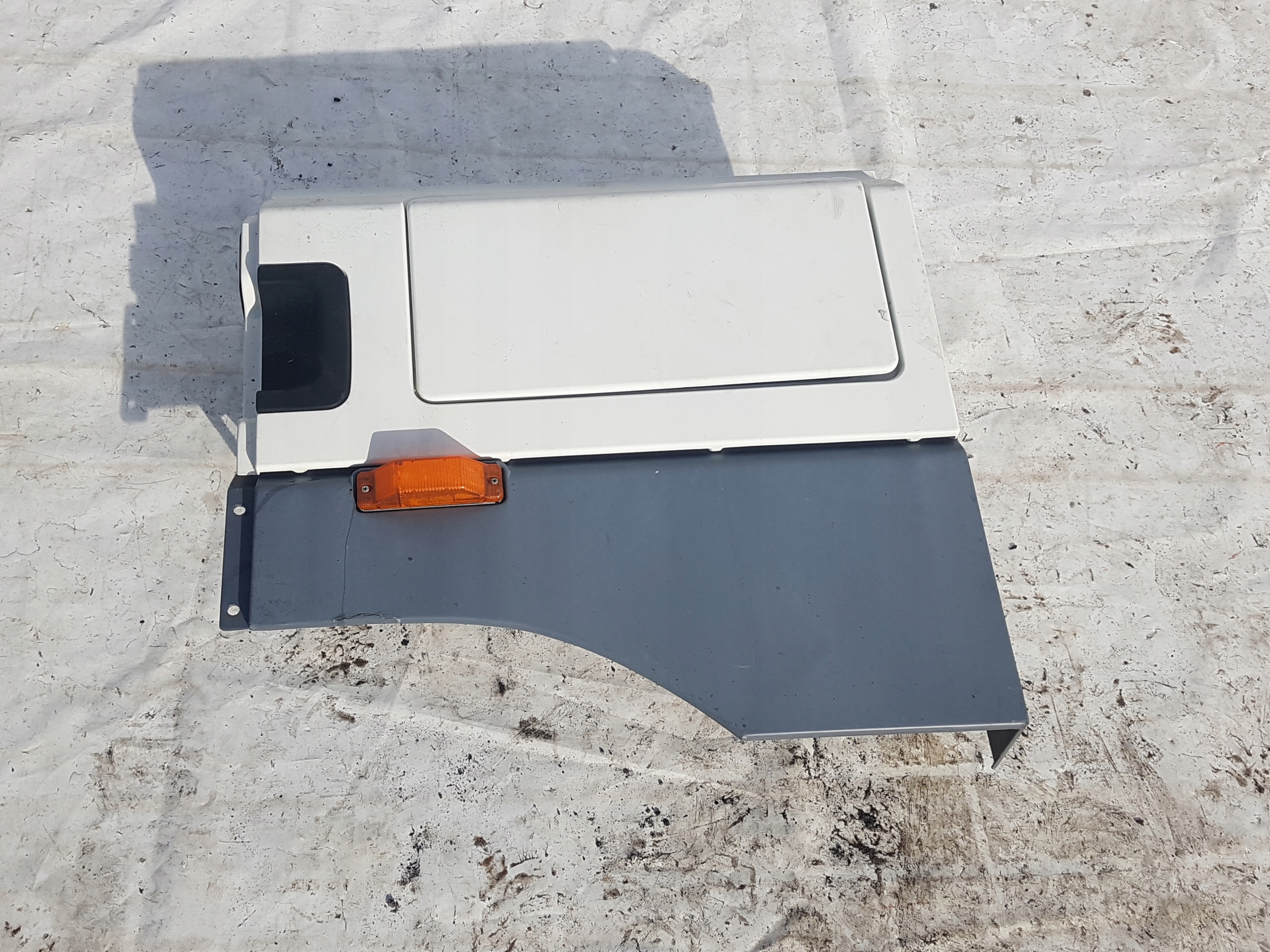 ПОДОВЖУВАЧ СТУПЕНІ КАБІНИ ЛІВИЙ DAF 85 CF