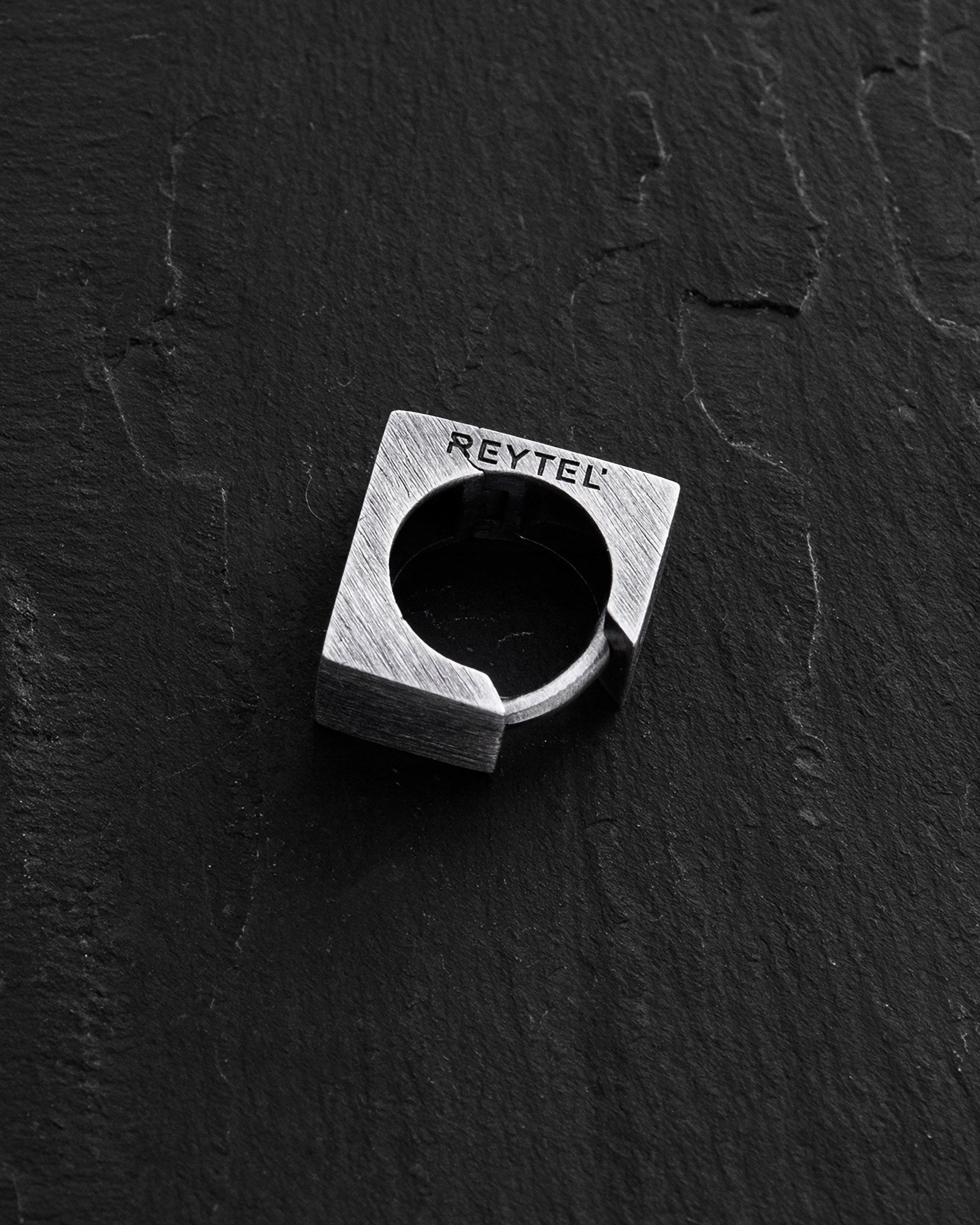 Stříbrné mono náušnice Winkel