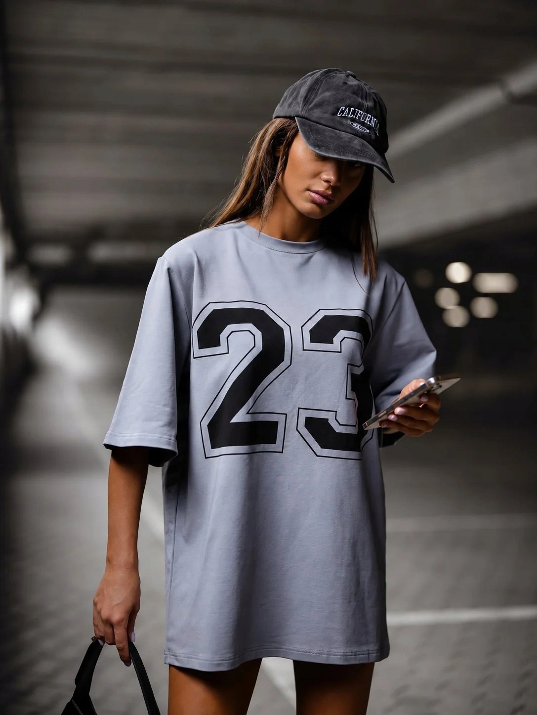 [vel. univerzální] Dámské tričko Scandal oversize s číslem 23 šedé