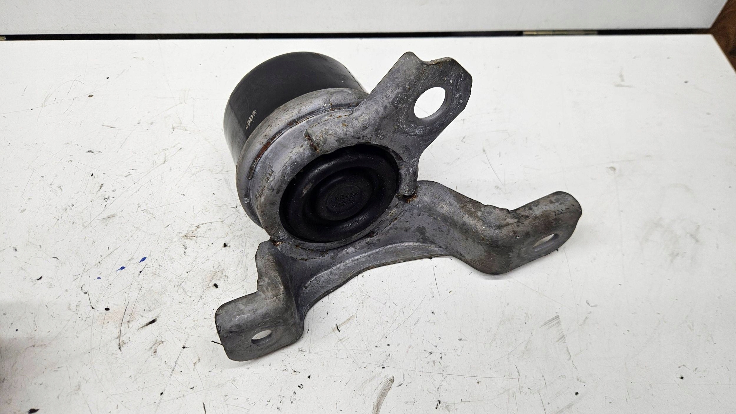 Volvo XC60 2.0D holder engine mount 31330135