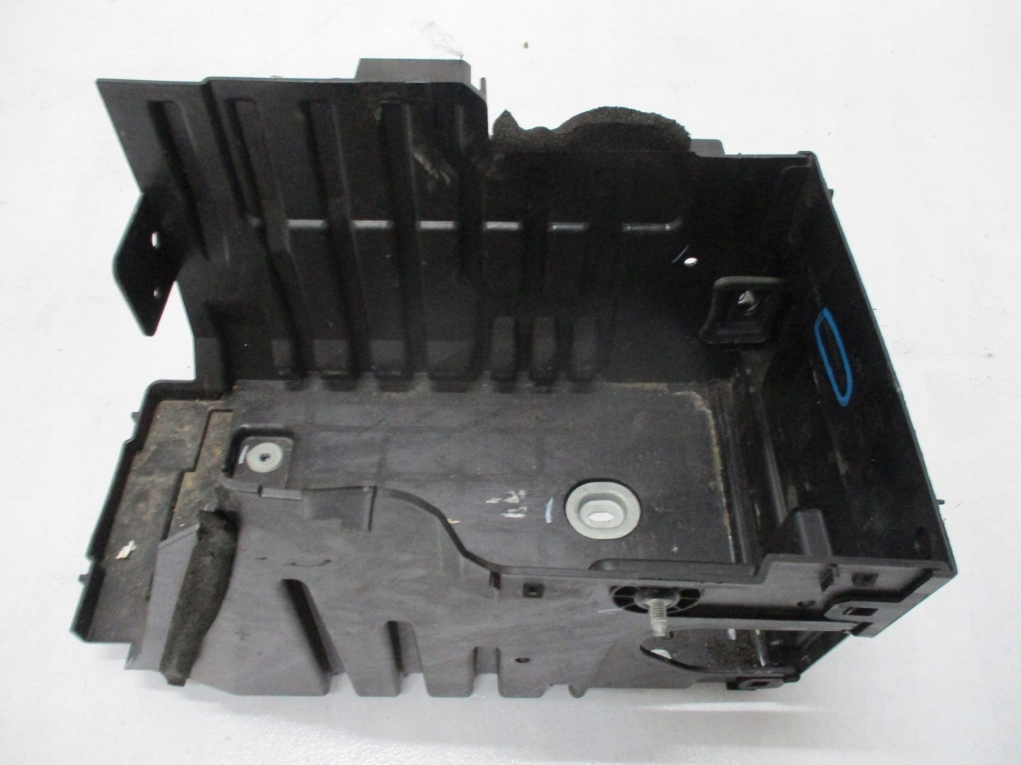 držák akumulátoru EVOQUE II 20R K8D2-10723-A