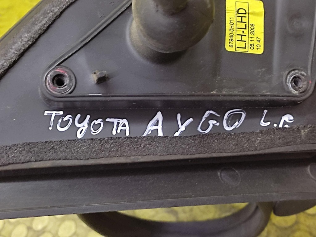 TOYOTA AYGO und spiegel links