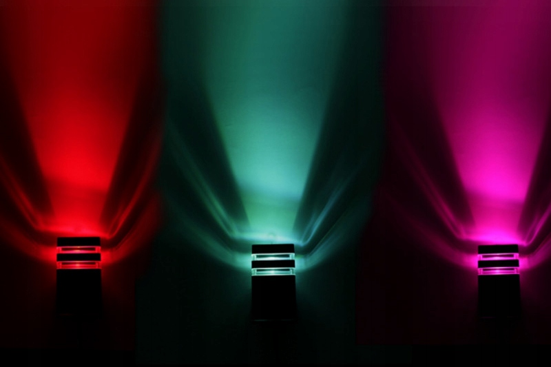 ZEWNĘTRZNY KINKIET NA BALKON LAMPA NA ELEWACJĘ DOMU KOLOROWE ŻARÓWKI RGB Styl nowoczesny