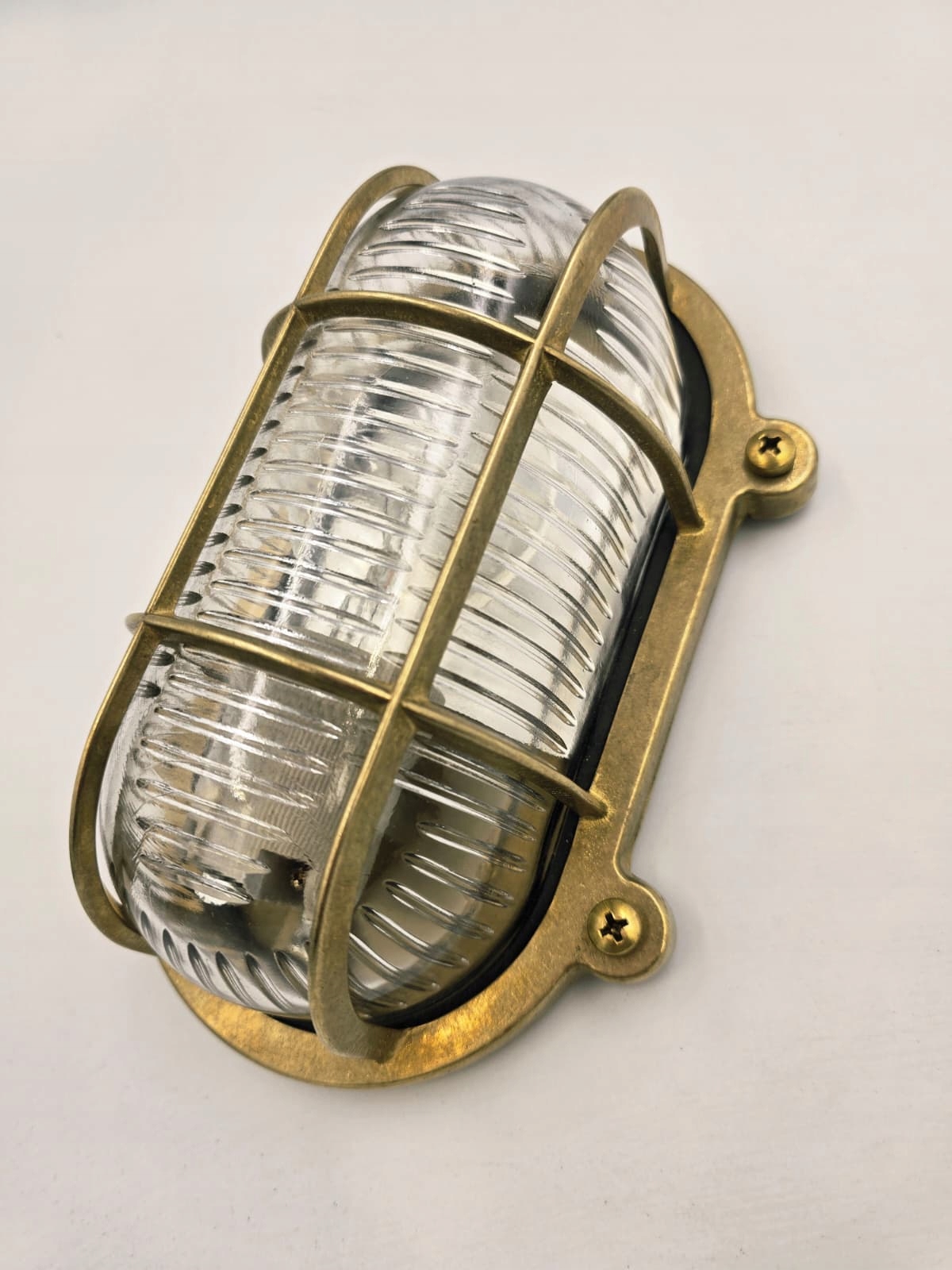 Mosazné svítidlo E57 Eco Brass s kanálovou mřížkou, skleněný kryt E27 pro žárovku