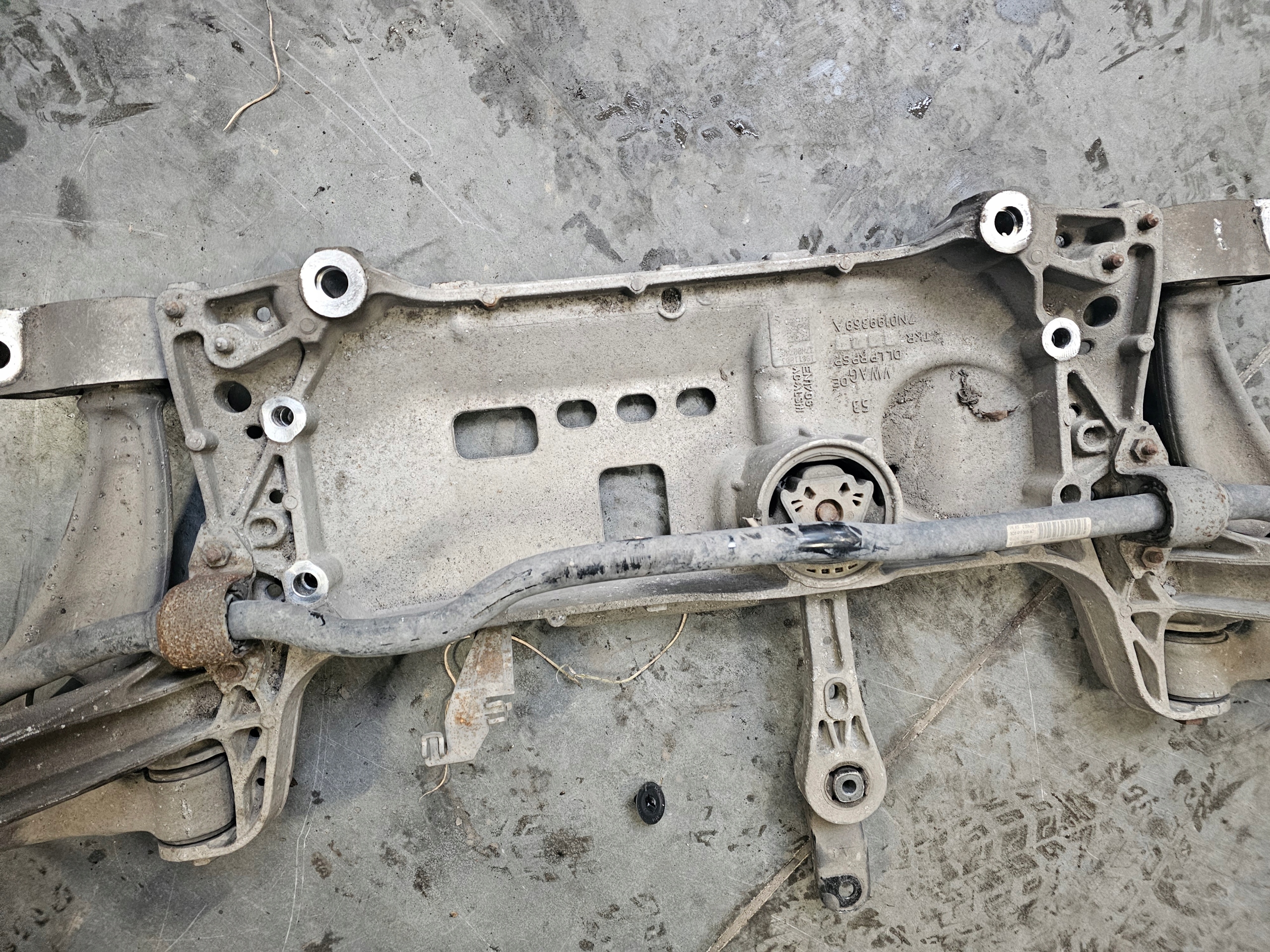 VW PASSAT B7 10-14r axle beam subframe of the engine front 7N0199369A