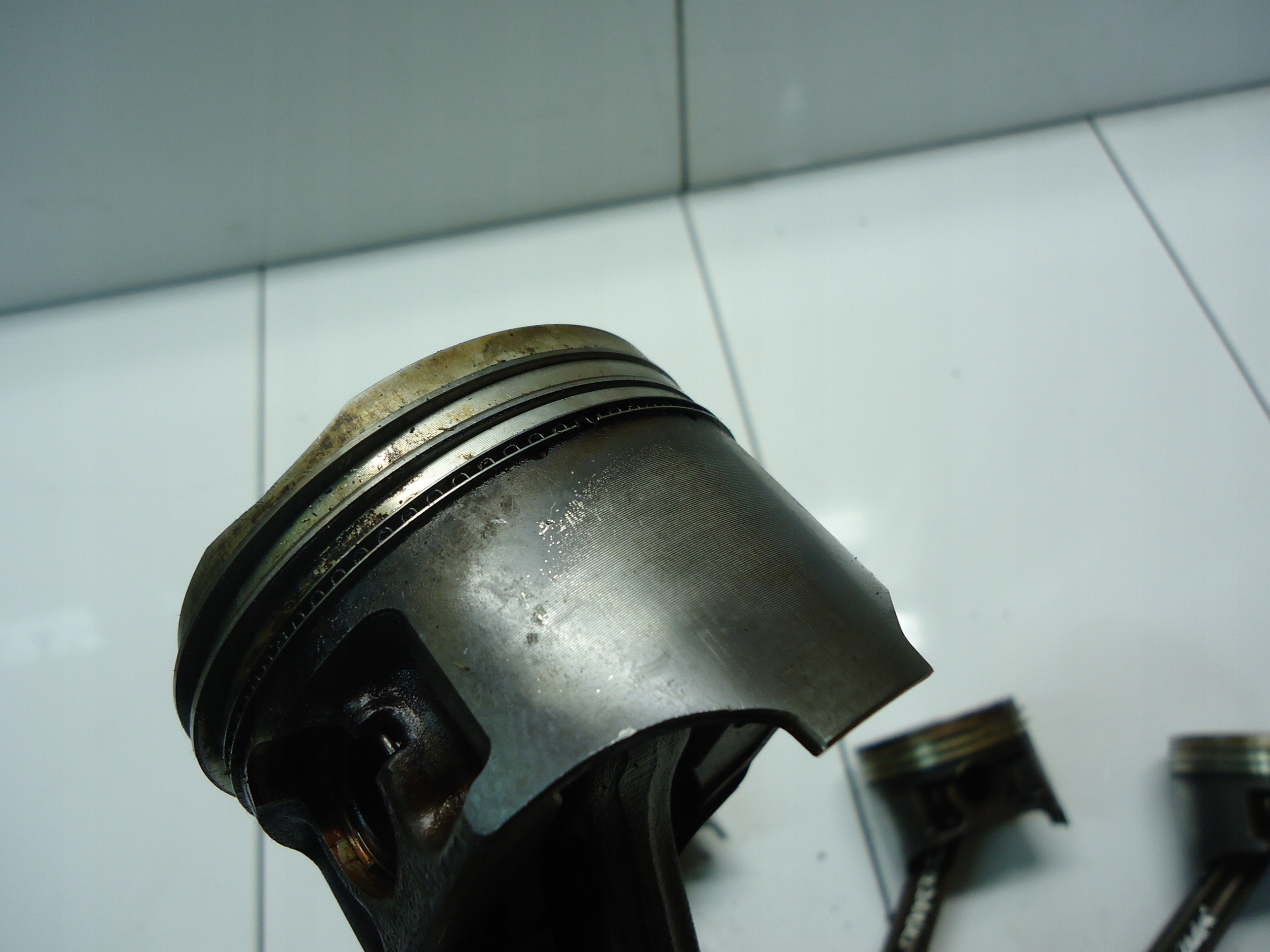SUZUKI GRAND VITARA II 1.6 16V M16A piston with connecting rod