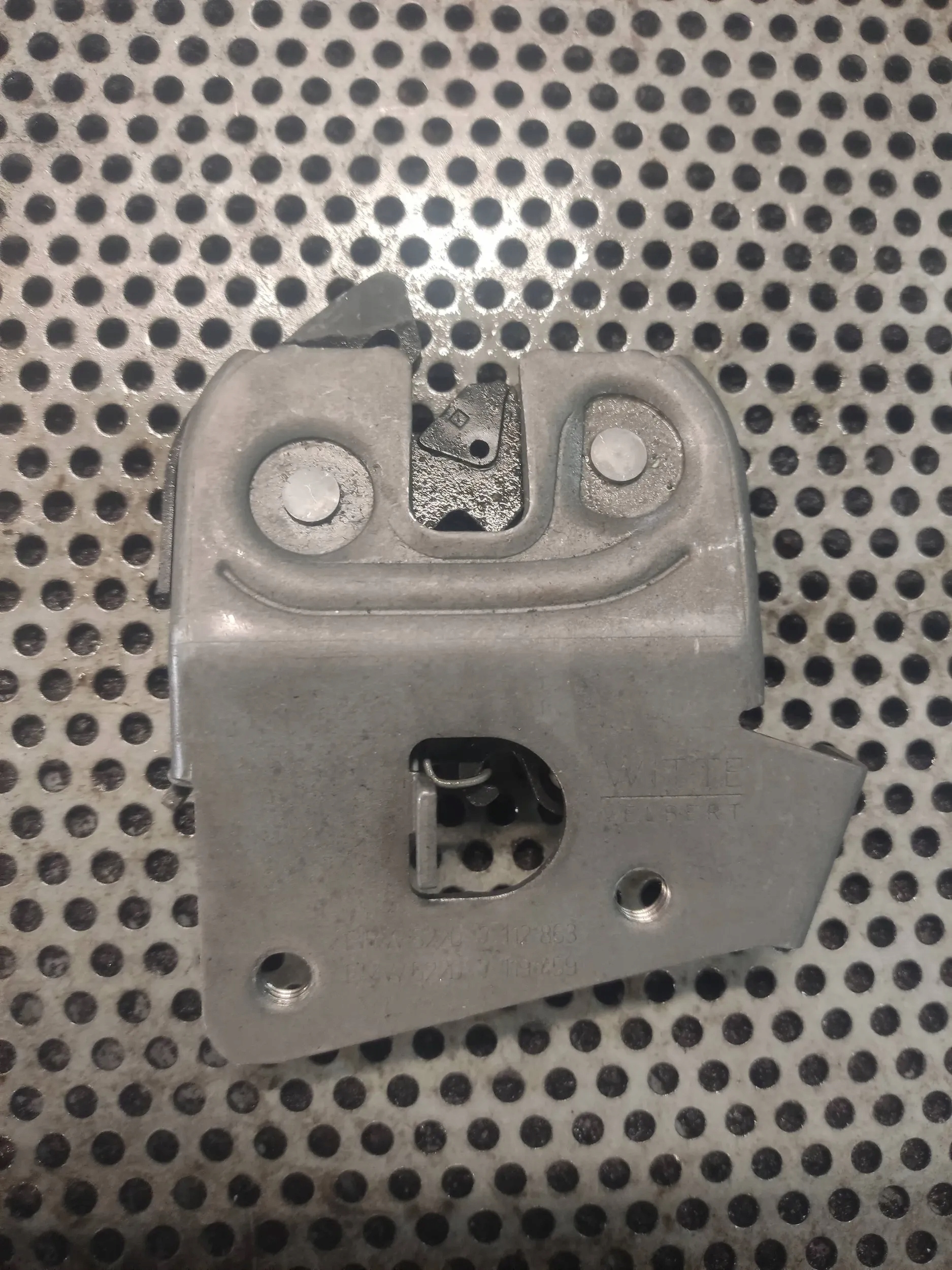 замок дивана зад левый vw II LT 52207112863