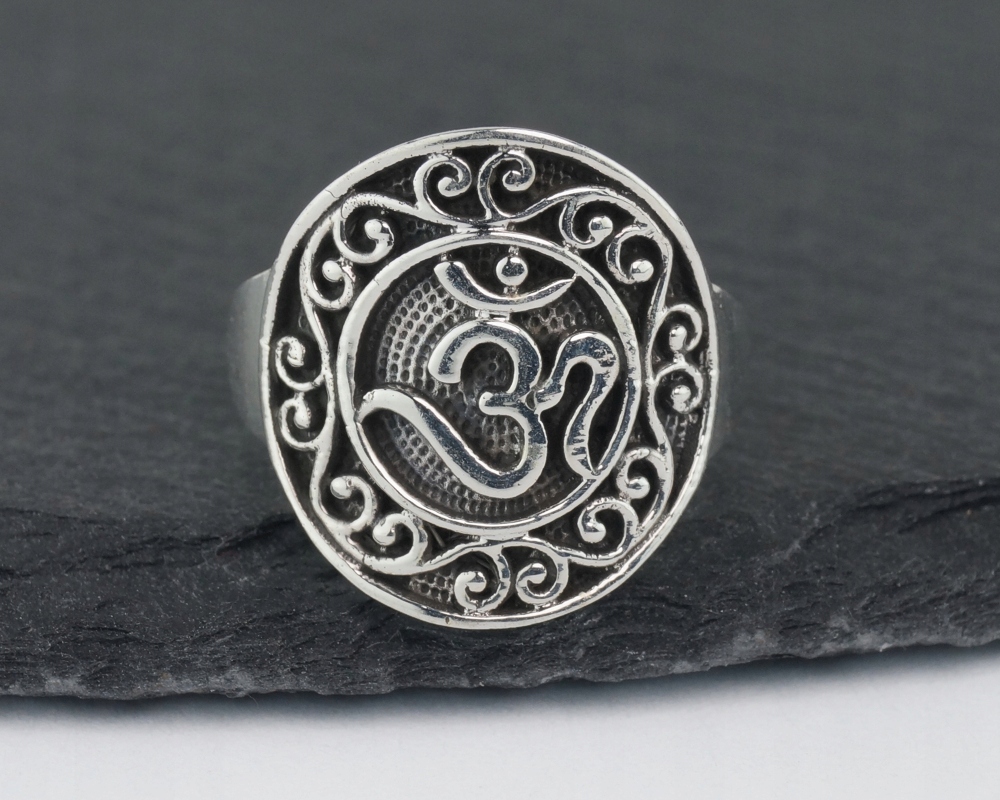 Stříbrný prsten Óm, bohatě zdobený velikost 14