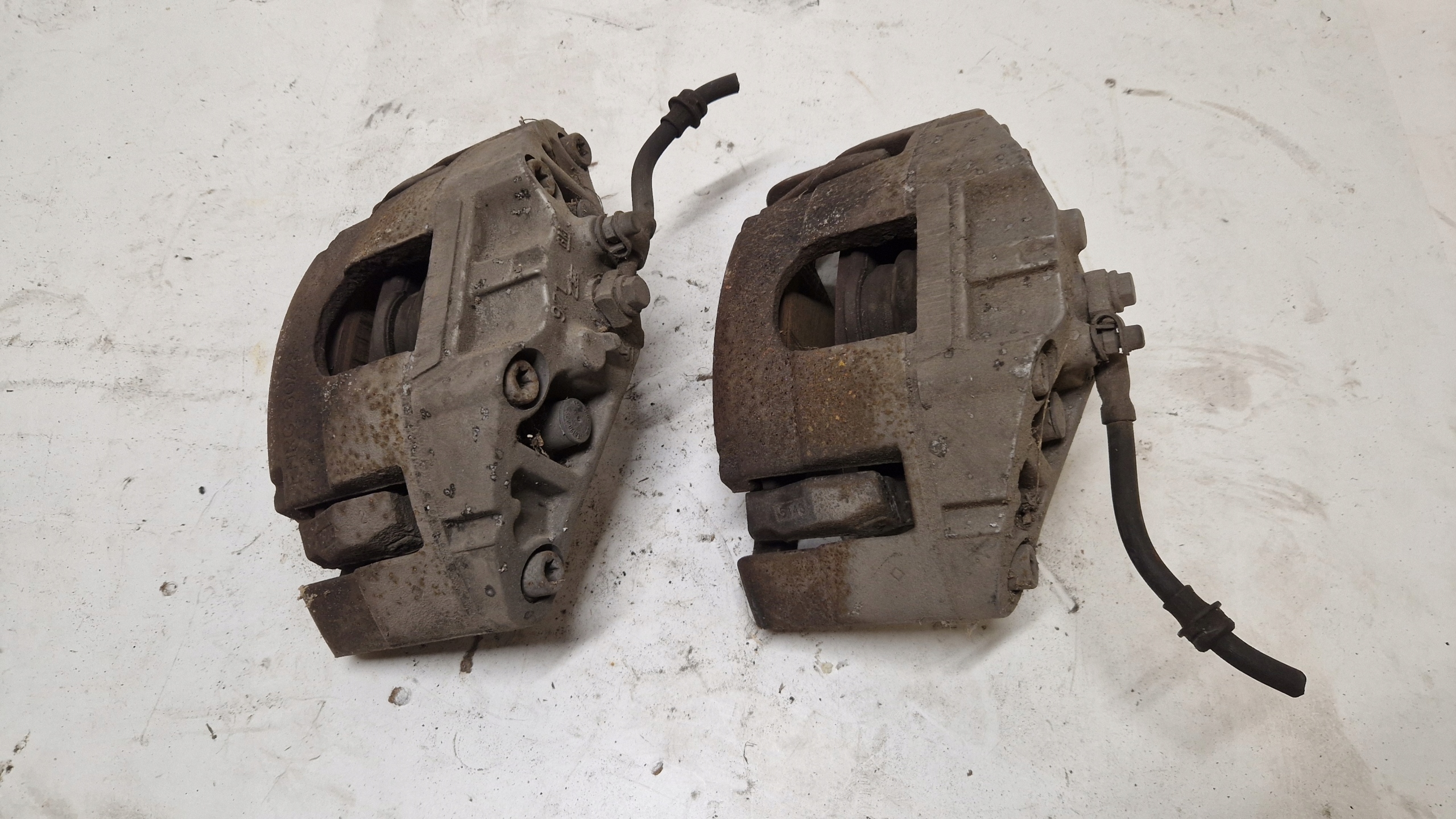 1.9 57/28 - ТОРМОЗНОЙ СУППОРТ ЛЕВЫЙ ПРАВЫЙ ПЕРЕДНИЙ SAAB 93 9-3 314Ø