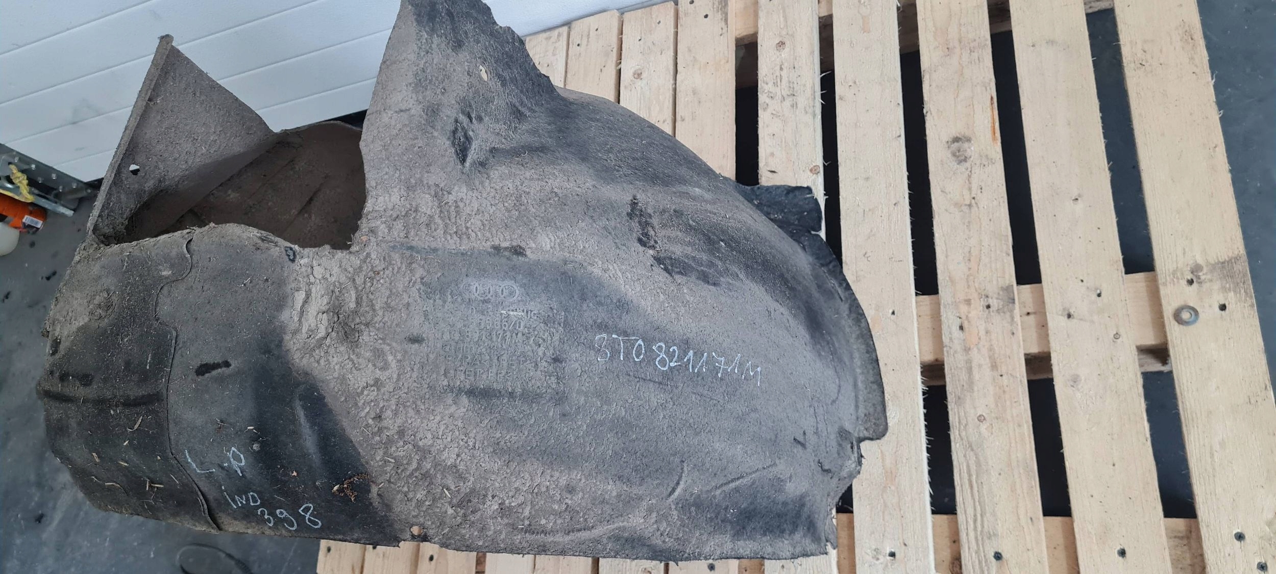 A5 8T LIFT mudguard left left front front MATERIAL 8T0821171M
