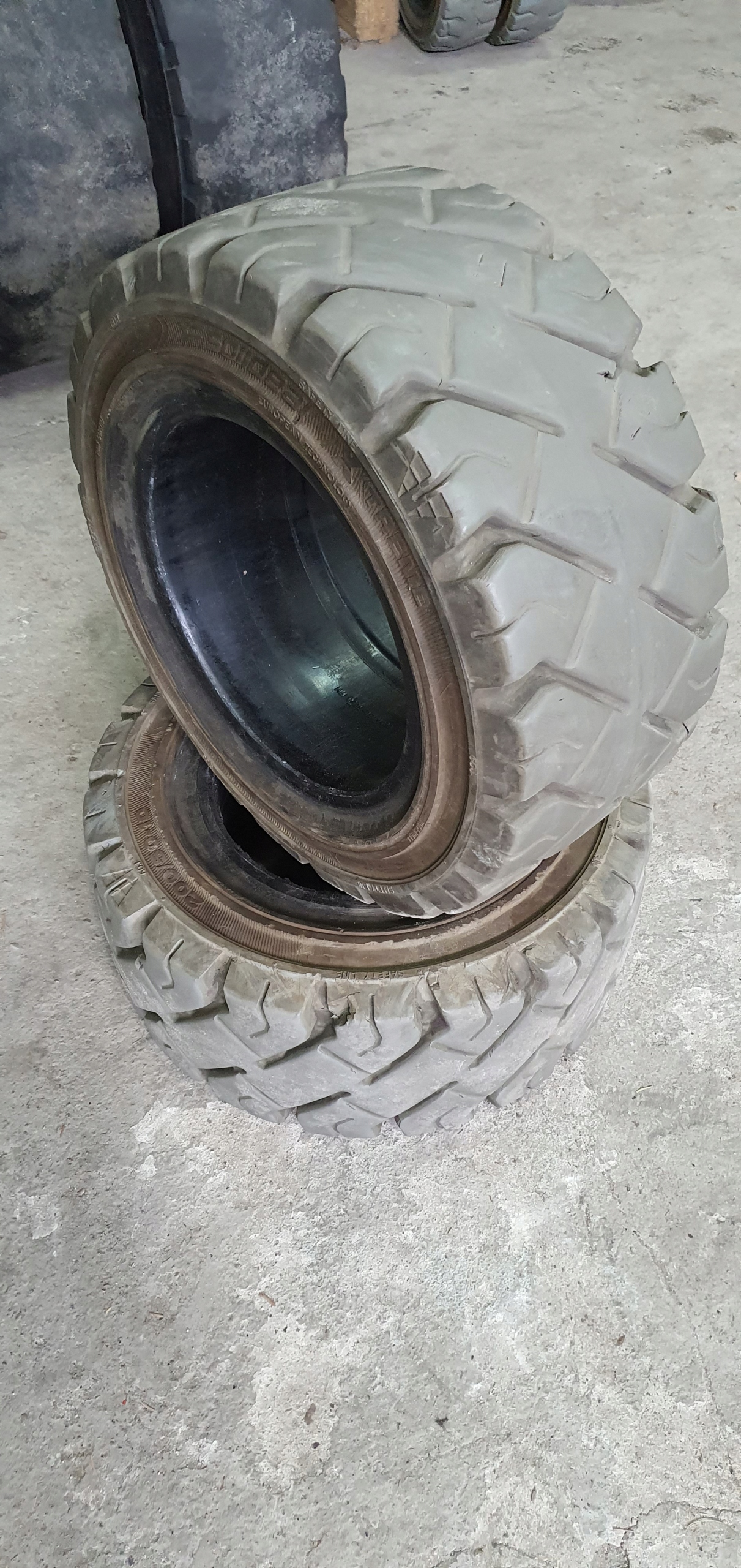 Opona pełna 200/50-10 Solideal do wózka Producent części Solideal