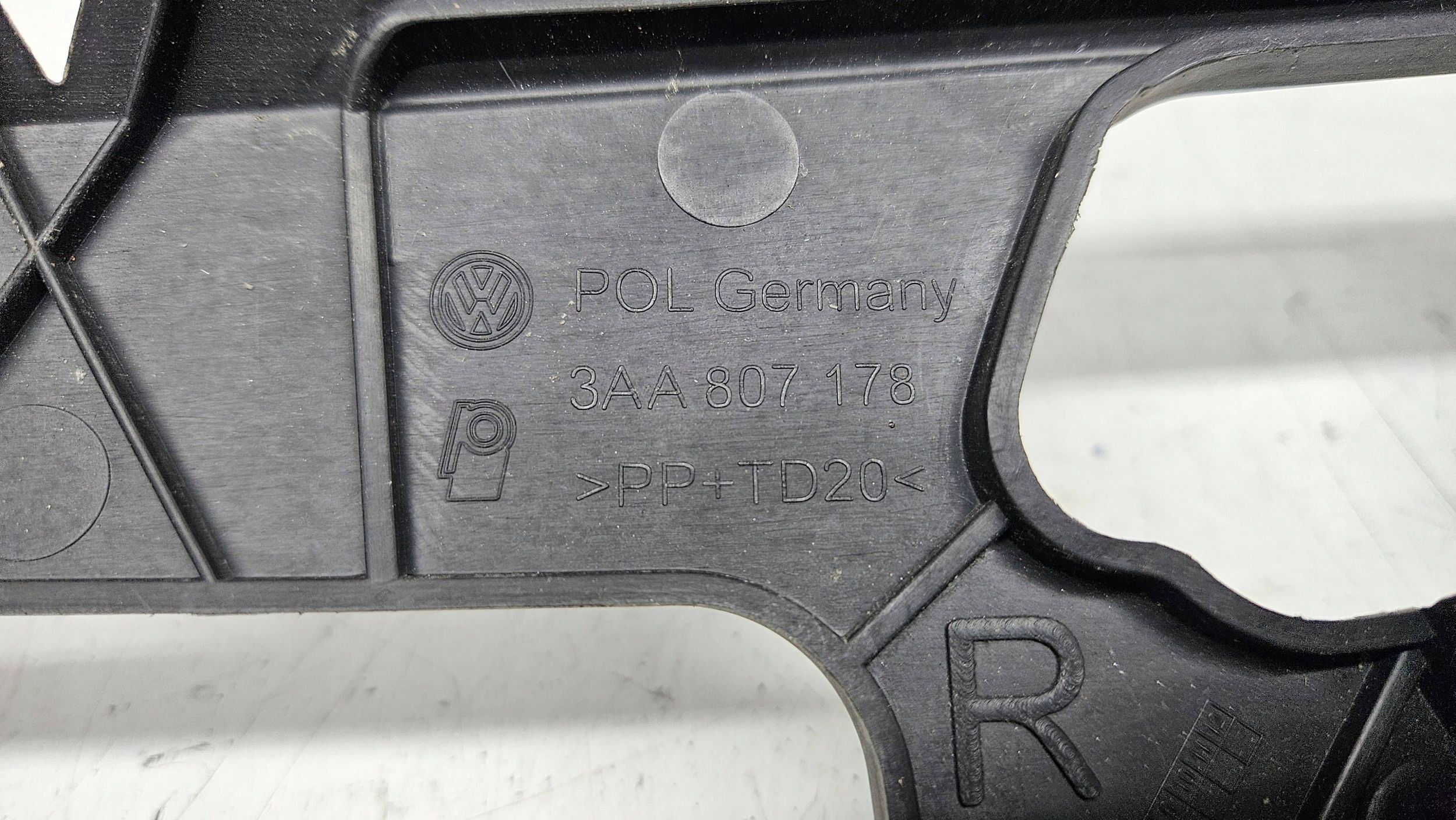 Volkswagen PASSAT B7 Support Support plaque Pare choc Avant Droite 3AA807178