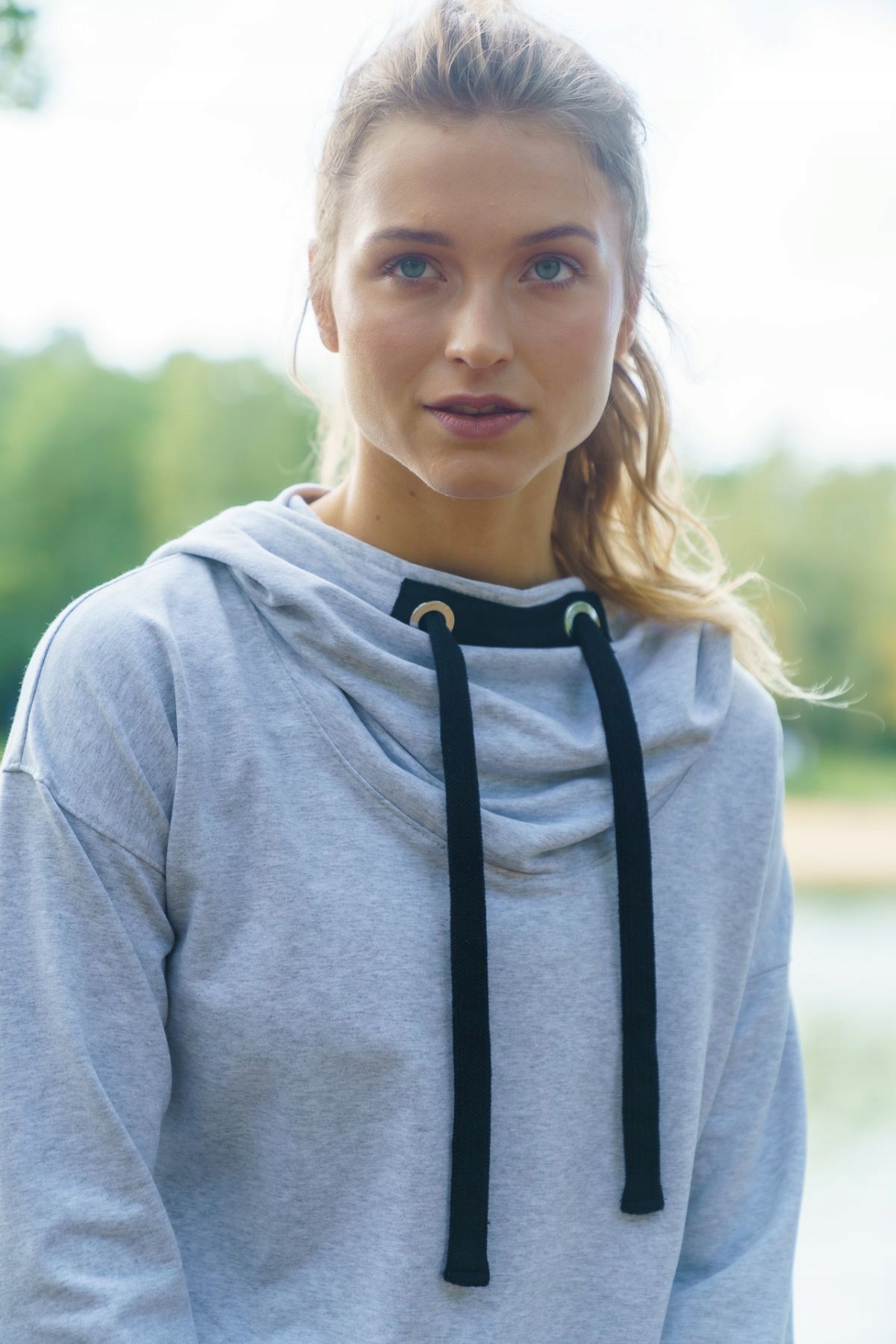 

Bluza damska dresowa z kapturem przez głowę Szara