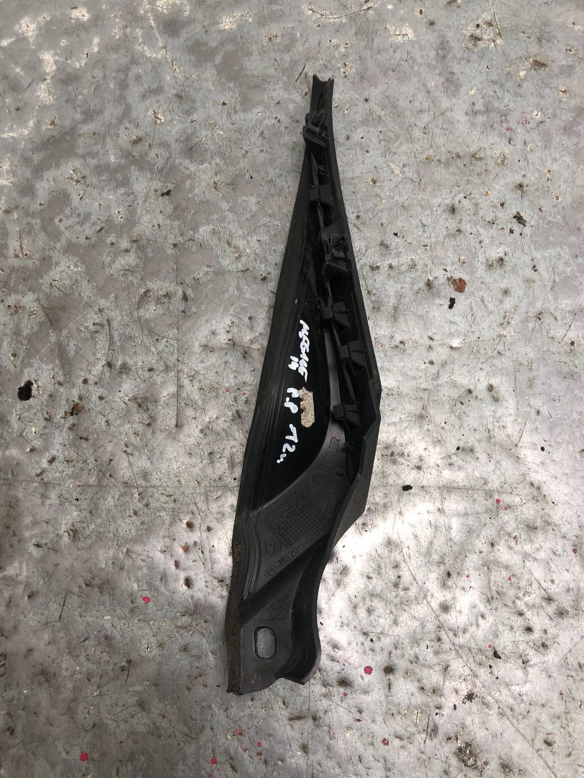 corner under the window right front RENAULT MEGANE III 668620007R