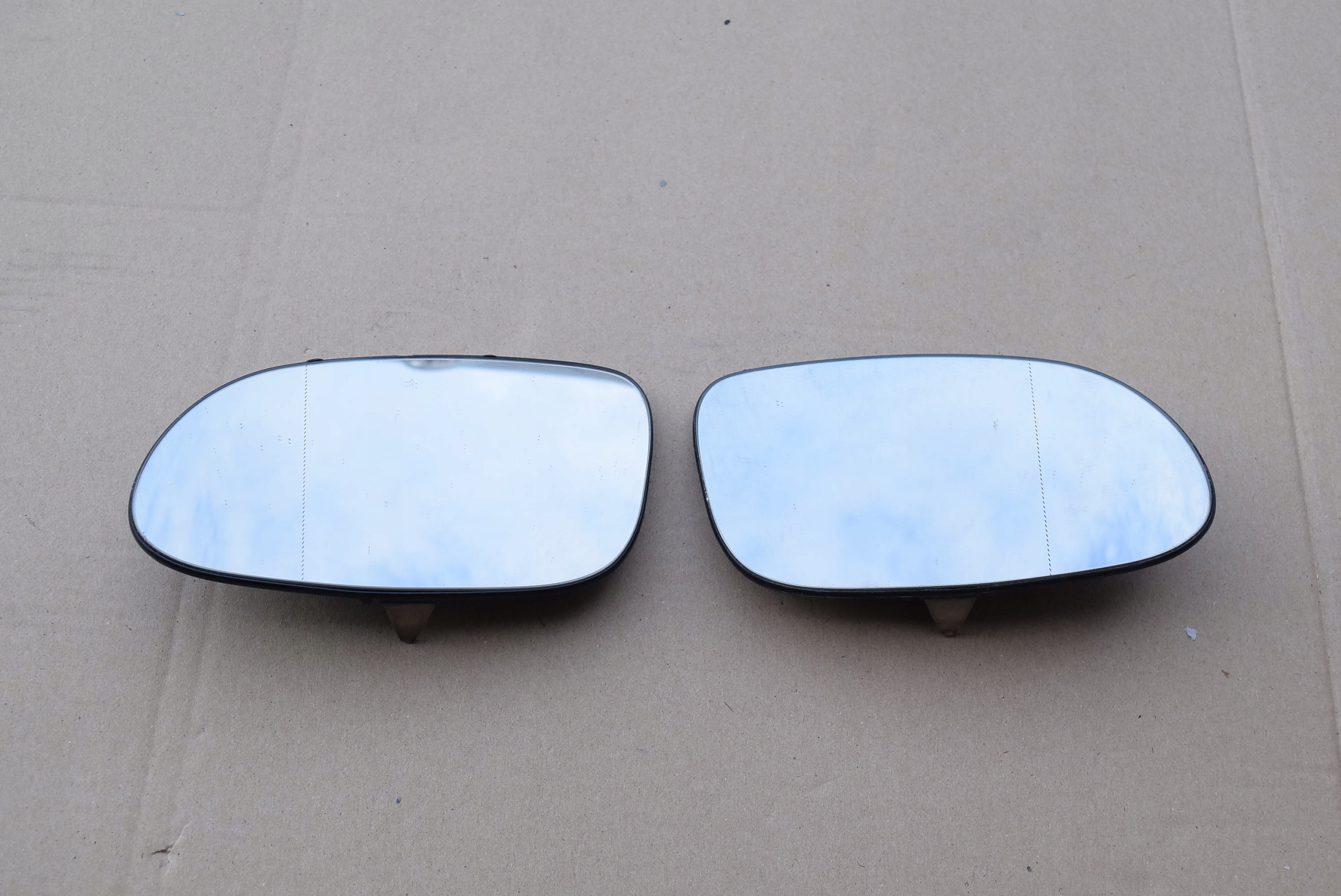 2088101021 1708100121 - MERCEDES W208 W168 W170 вставка зеркала правый левый