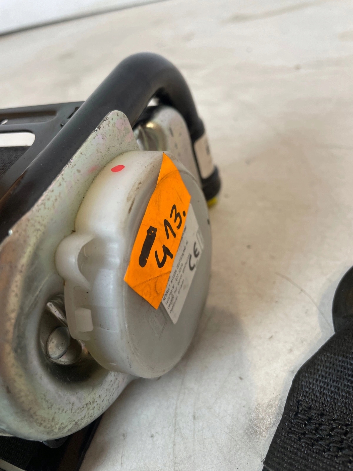 tension belt safety front front left Nissan Leaf and Lift 5D