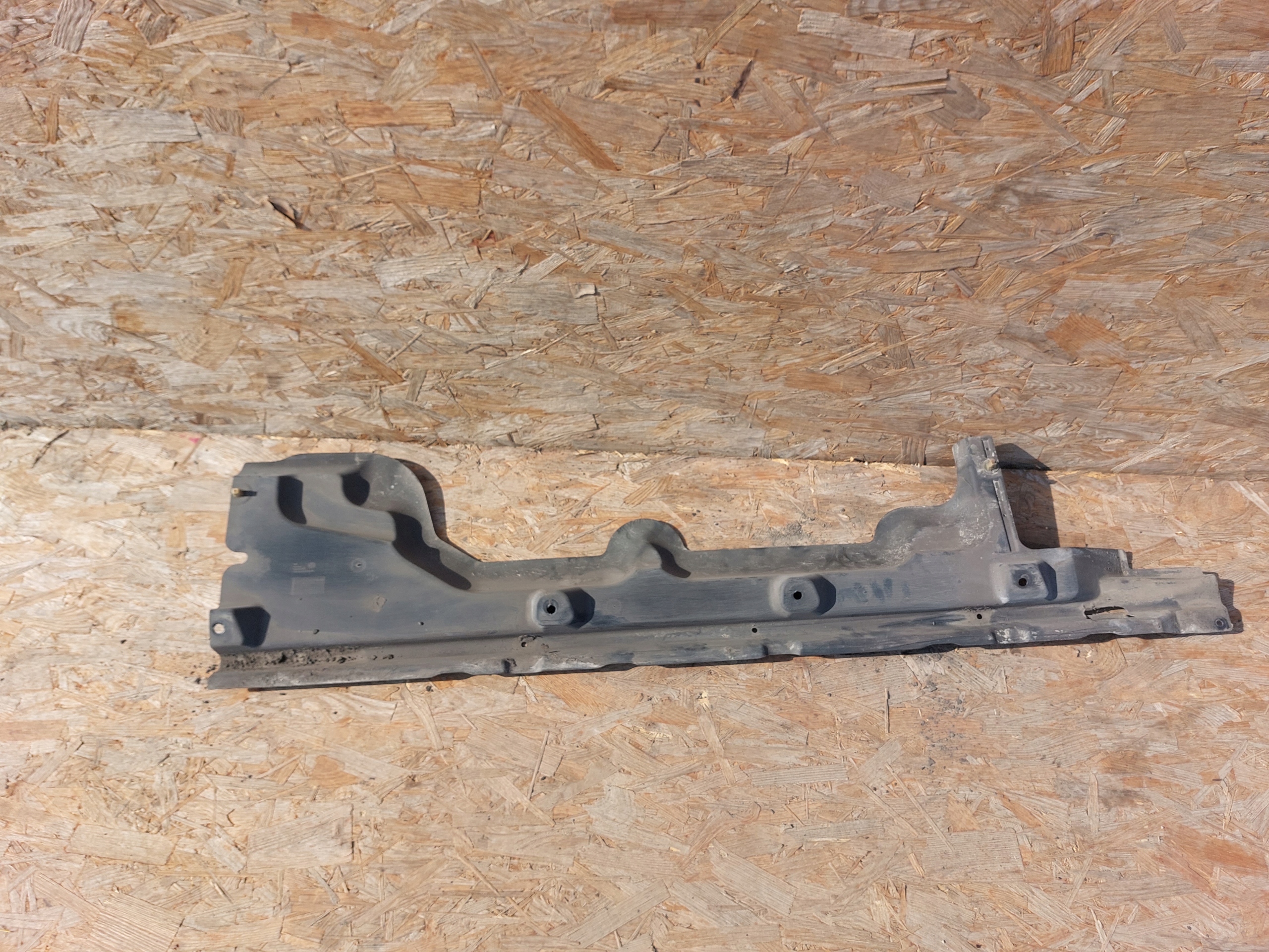 VW T5 крышка шасси левая 7H0825209C