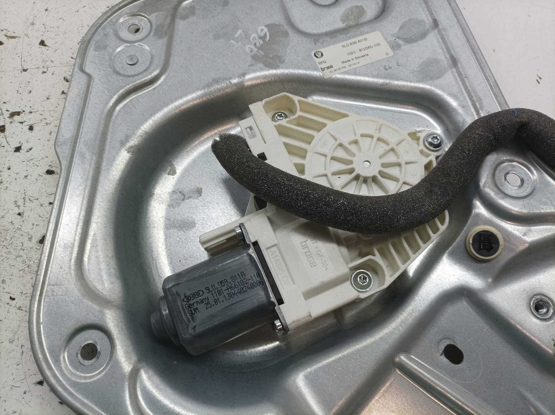 mechanism windows left rear part 5L0839401B Skoda Yeti and (2009- )