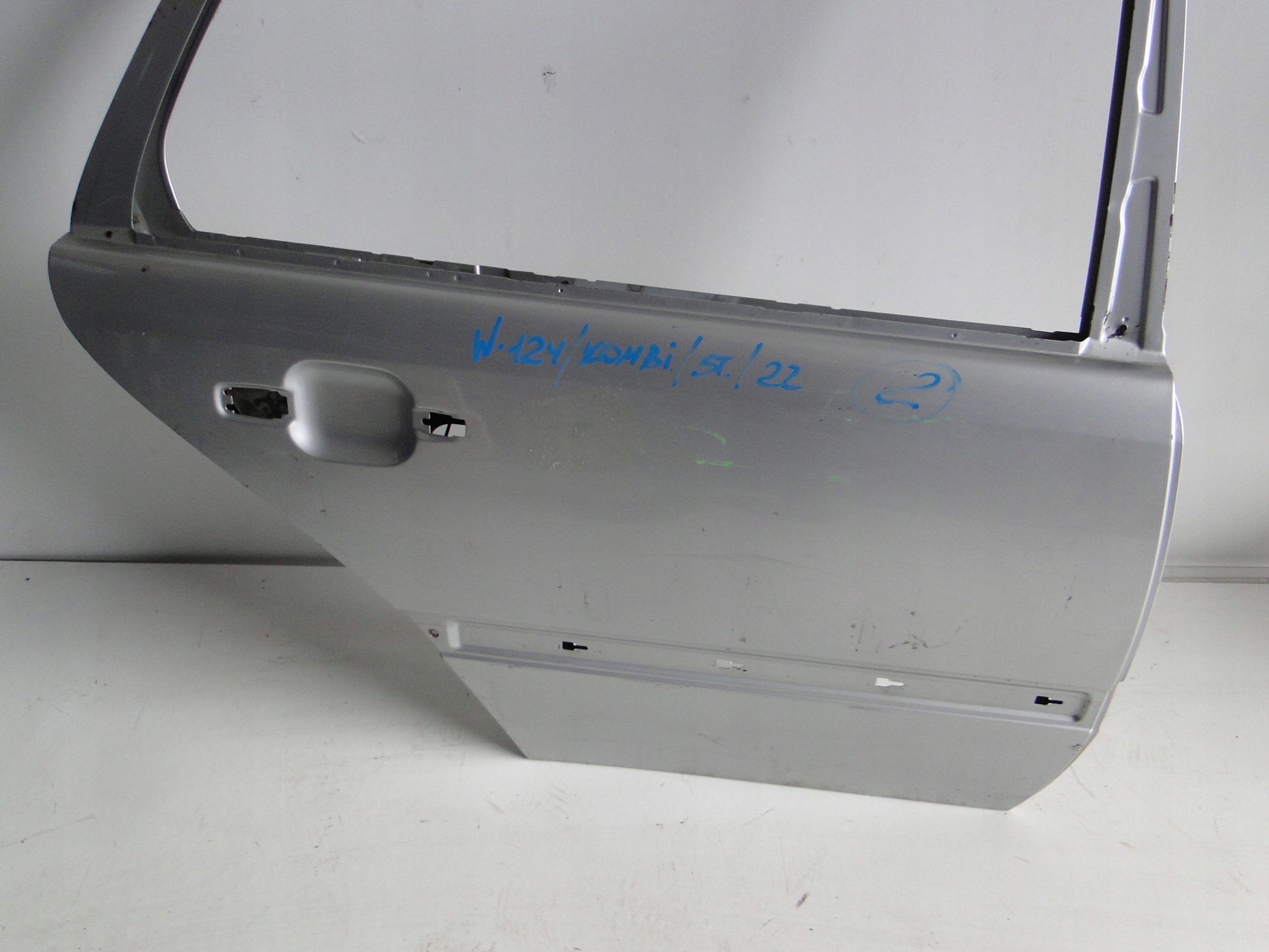 MERCEDES E 124 W124 DRZWI TYLNE PRAWE KOMBI Producent części Mercedes-Benz OE