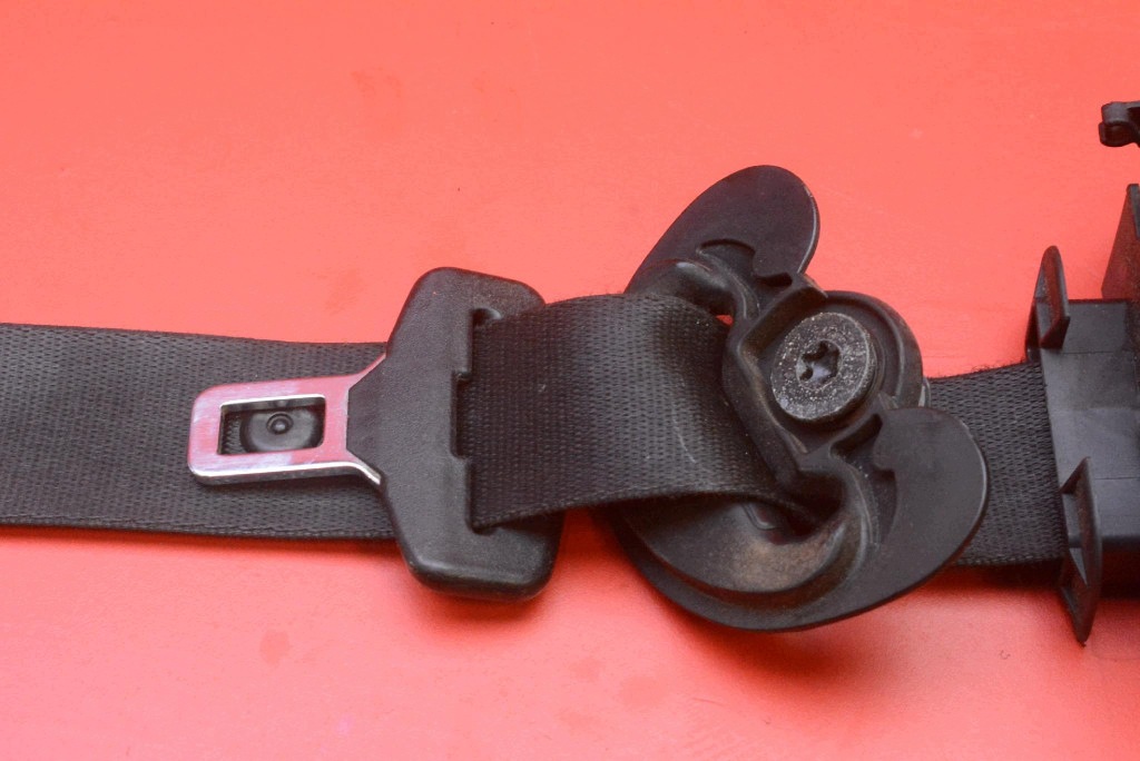 seat belt left front adjuster S1826674312W BMW E65 E66 01-05