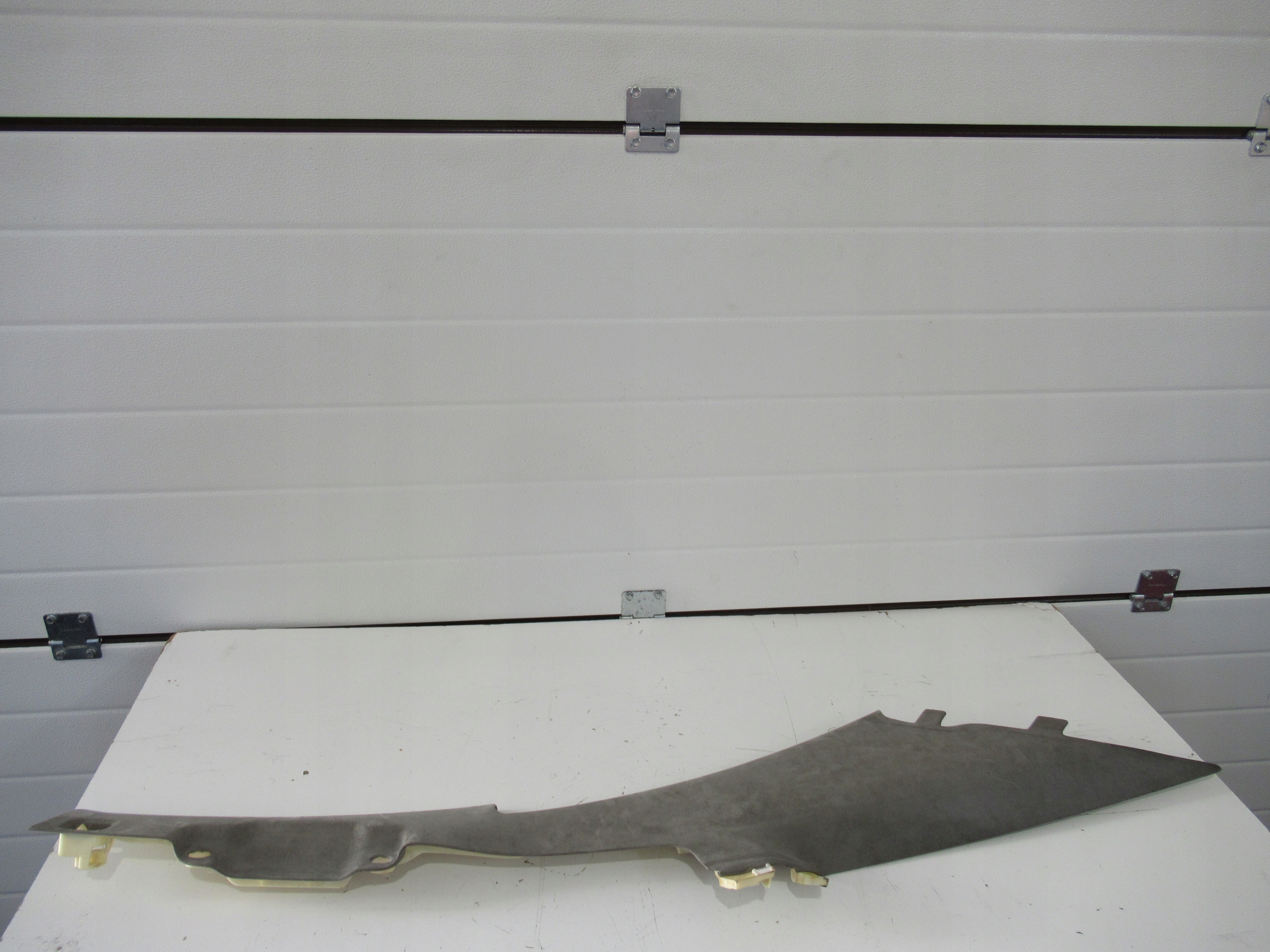 AUDI A8 D3 side SLUPKA left rear part 4E0868289