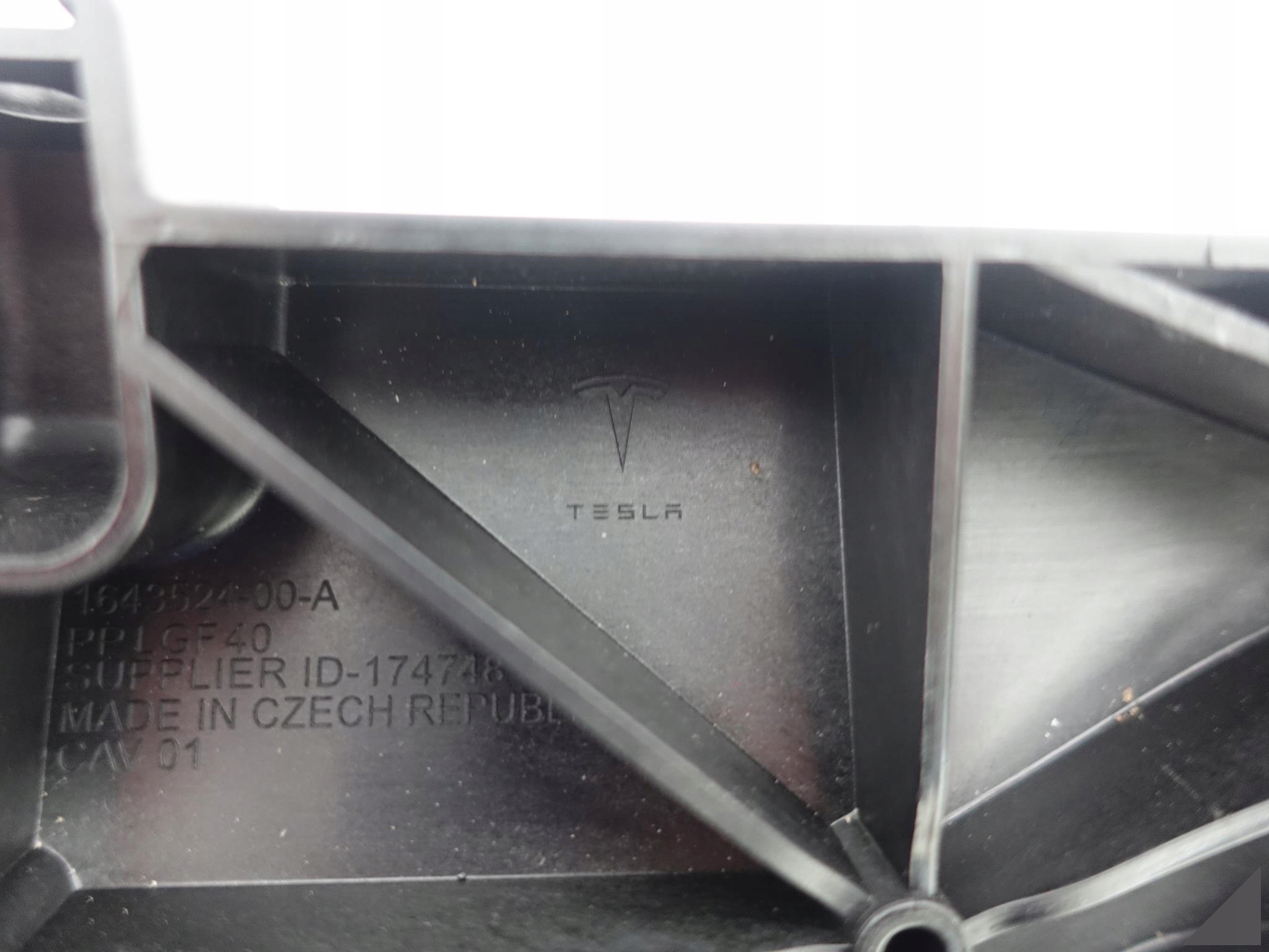 TESLA MODEL Y 20- PAS WZMOCNIENIE WSPORNIK NOWE Strona zabudowy przód