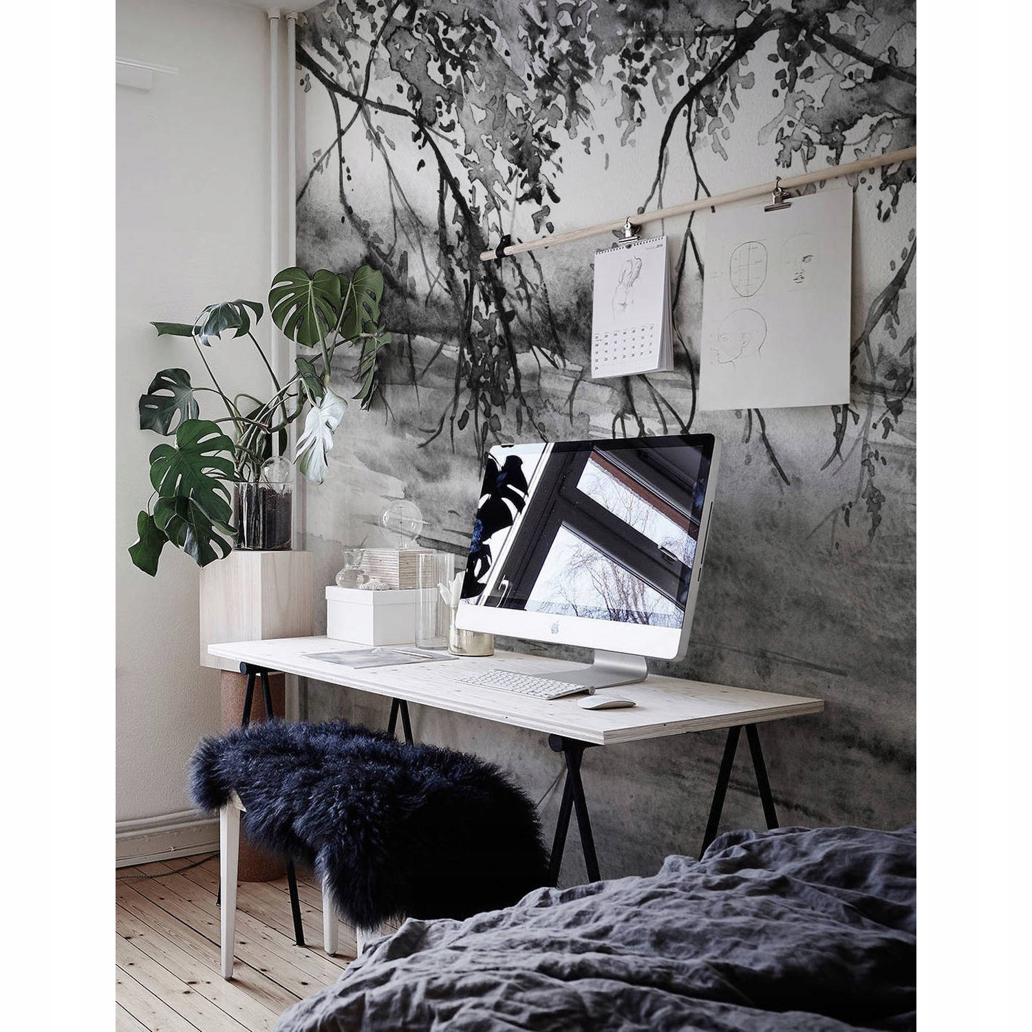 

Fototapeta Czarno-białe drzewa na tle łąki 312x219