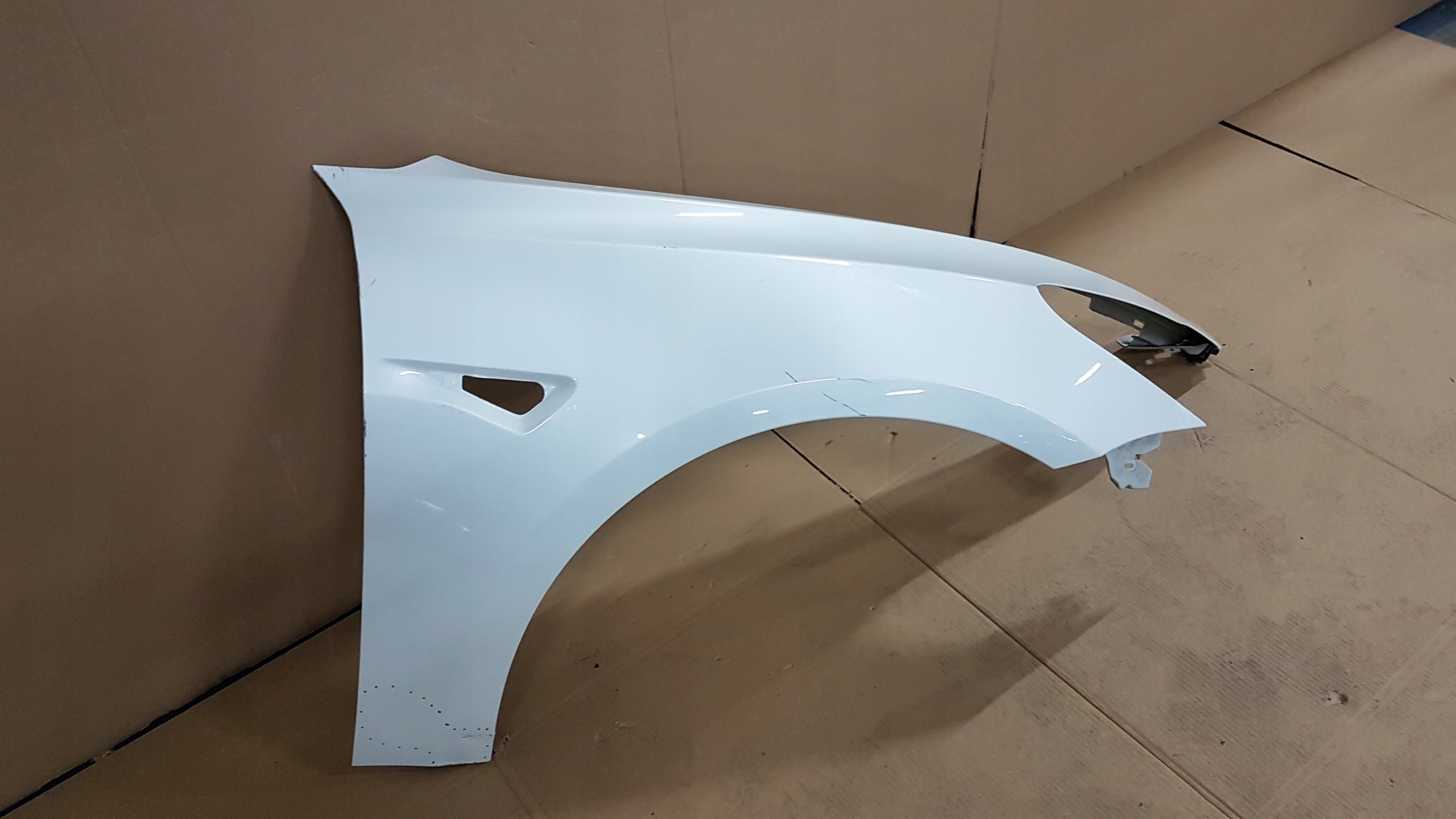 BŁOTNIK PRZÓD PRAWY TESLA 3 III Strona zabudowy przód - prawa